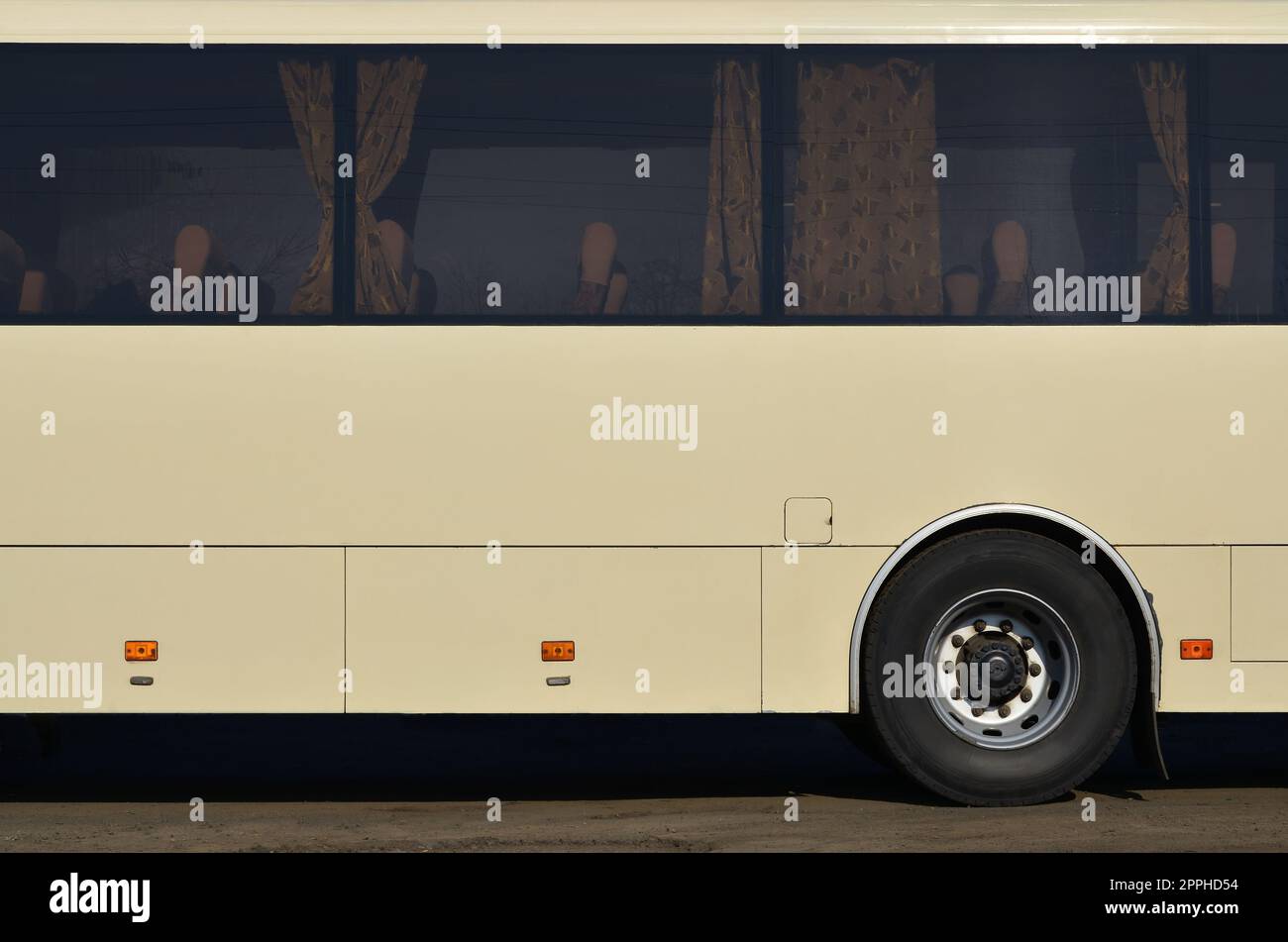 Foto des Rumpfes eines großen und langen gelben Busses mit freiem Platz für Werbung. Nahaufnahme eines Pkw für Transport und Tourismus Stockfoto