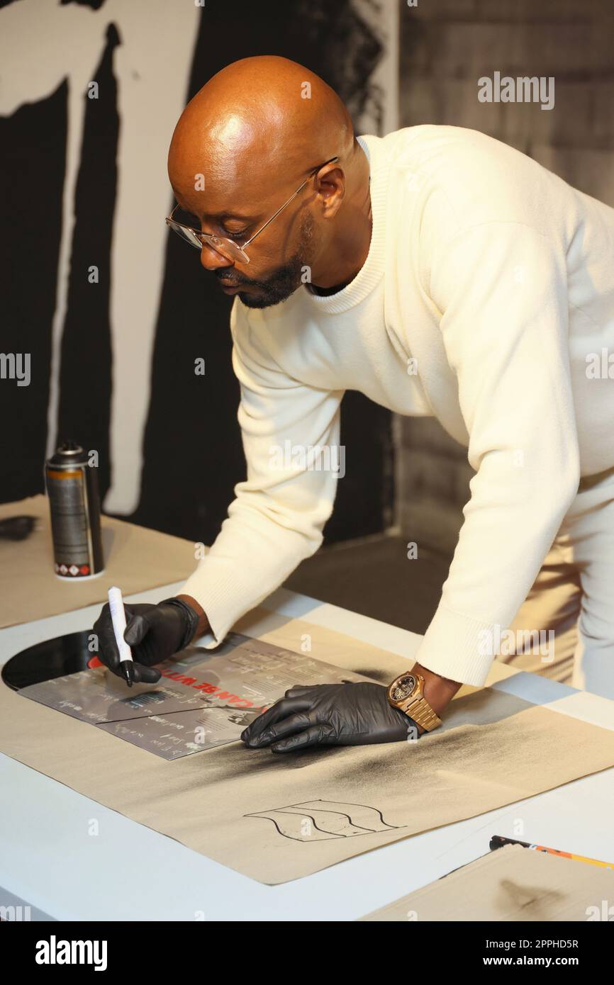Yared Dibaba, Wohltätigkeitsveranstaltung in der Banksy-Ausstellung im ehemaligen Galeria Kaufhof-Gebäude, wo Berühmtheiten Dinge mit Banksy-Motiven malen, damit sie versteigert werden können, Hamburg,24.10.2022 Stockfoto