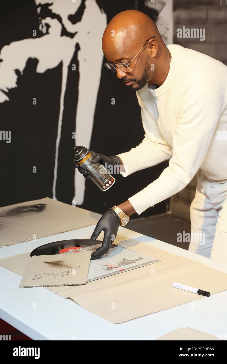 Yared Dibaba, Wohltätigkeitsveranstaltung in der Banksy-Ausstellung im ehemaligen Galeria Kaufhof-Gebäude, wo Berühmtheiten Dinge mit Banksy-Motiven malen, damit sie versteigert werden können, Hamburg,24.10.2022 Stockfoto