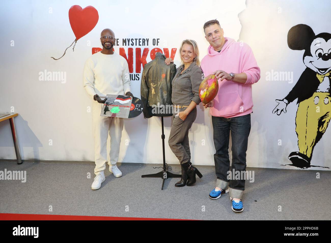 Nova Meierhenrich, Yared Dibaba, Carsten Spengemann, Wohltätigkeitsveranstaltung in der Banksy-Ausstellung im ehemaligen Galeria Kaufhof-Gebäude, wo Berühmtheiten Dinge mit Banksy-Motiven malen, damit sie versteigert werden können, Hamburg,24.10.2022 Stockfoto