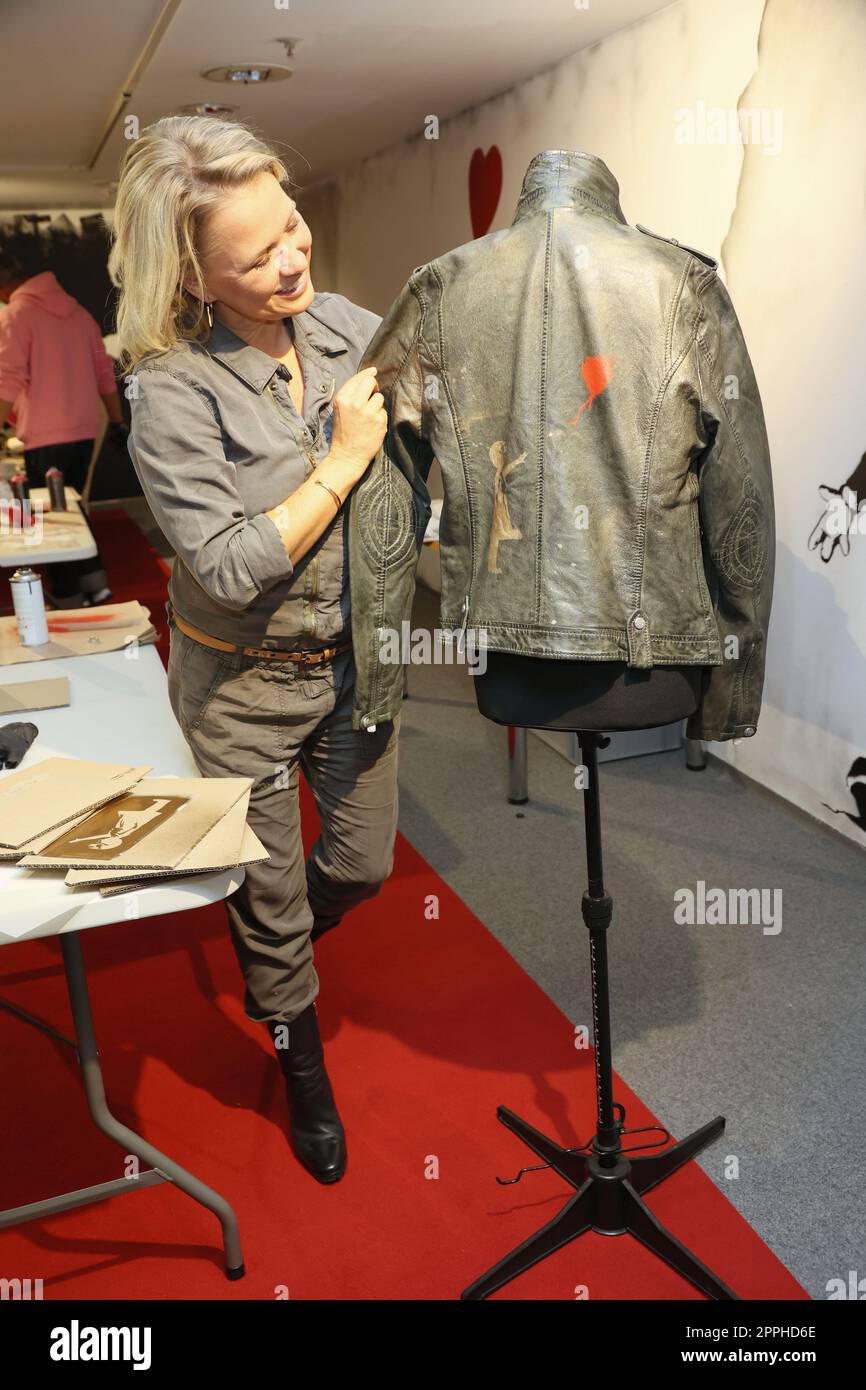 Nova Meierhenrich, Wohltätigkeitsveranstaltung in der Banksy-Ausstellung im ehemaligen Galeria Kaufhof-Gebäude, wo Berühmtheiten Dinge mit Banksy-Motiven malen, damit sie versteigert werden können, Hamburg,24.10.2022 Stockfoto