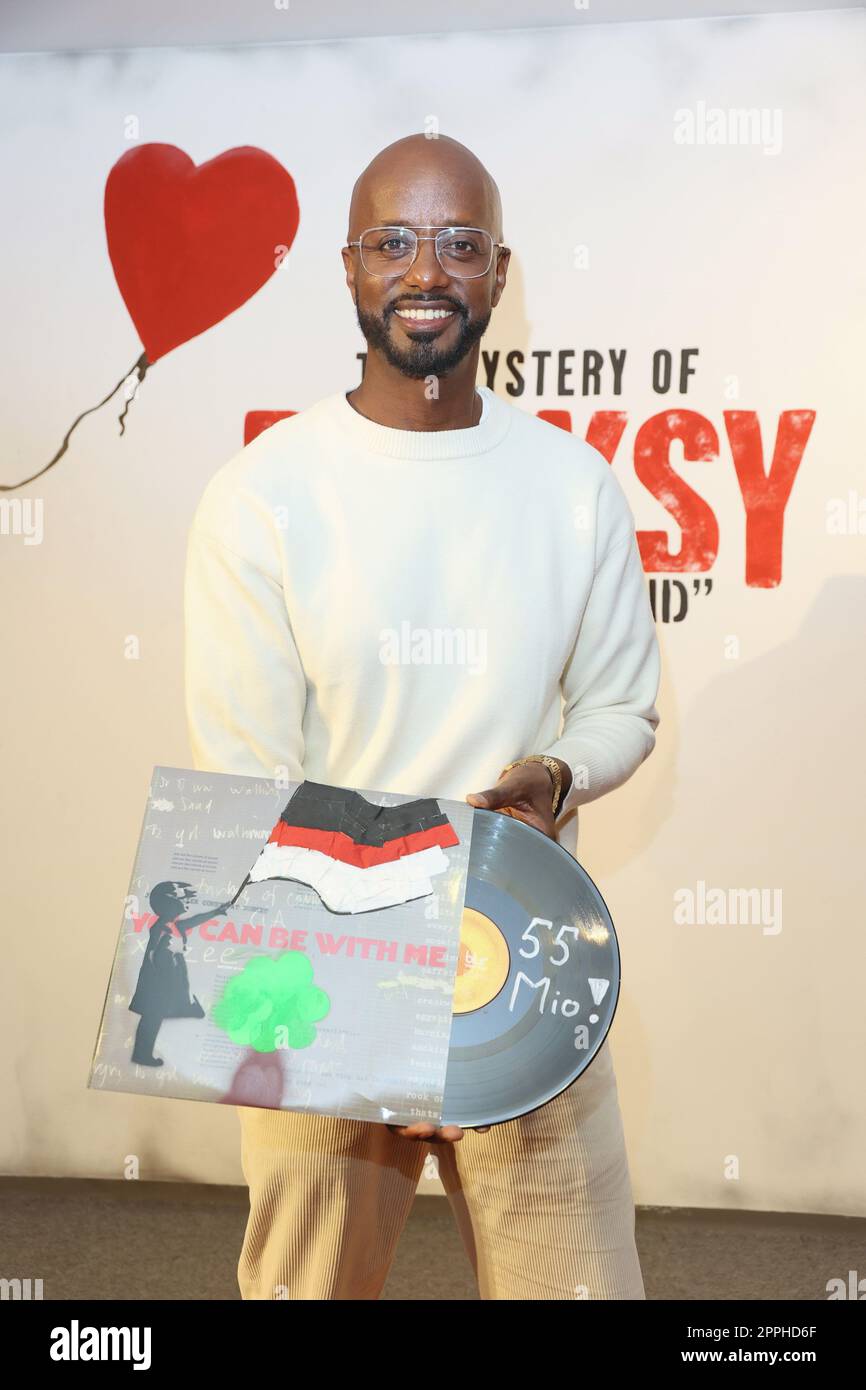 Yared Dibaba, Wohltätigkeitsveranstaltung in der Banksy-Ausstellung im ehemaligen Galeria Kaufhof-Gebäude, wo Berühmtheiten Dinge mit Banksy-Motiven malen, damit sie versteigert werden können, Hamburg,24.10.2022 Stockfoto