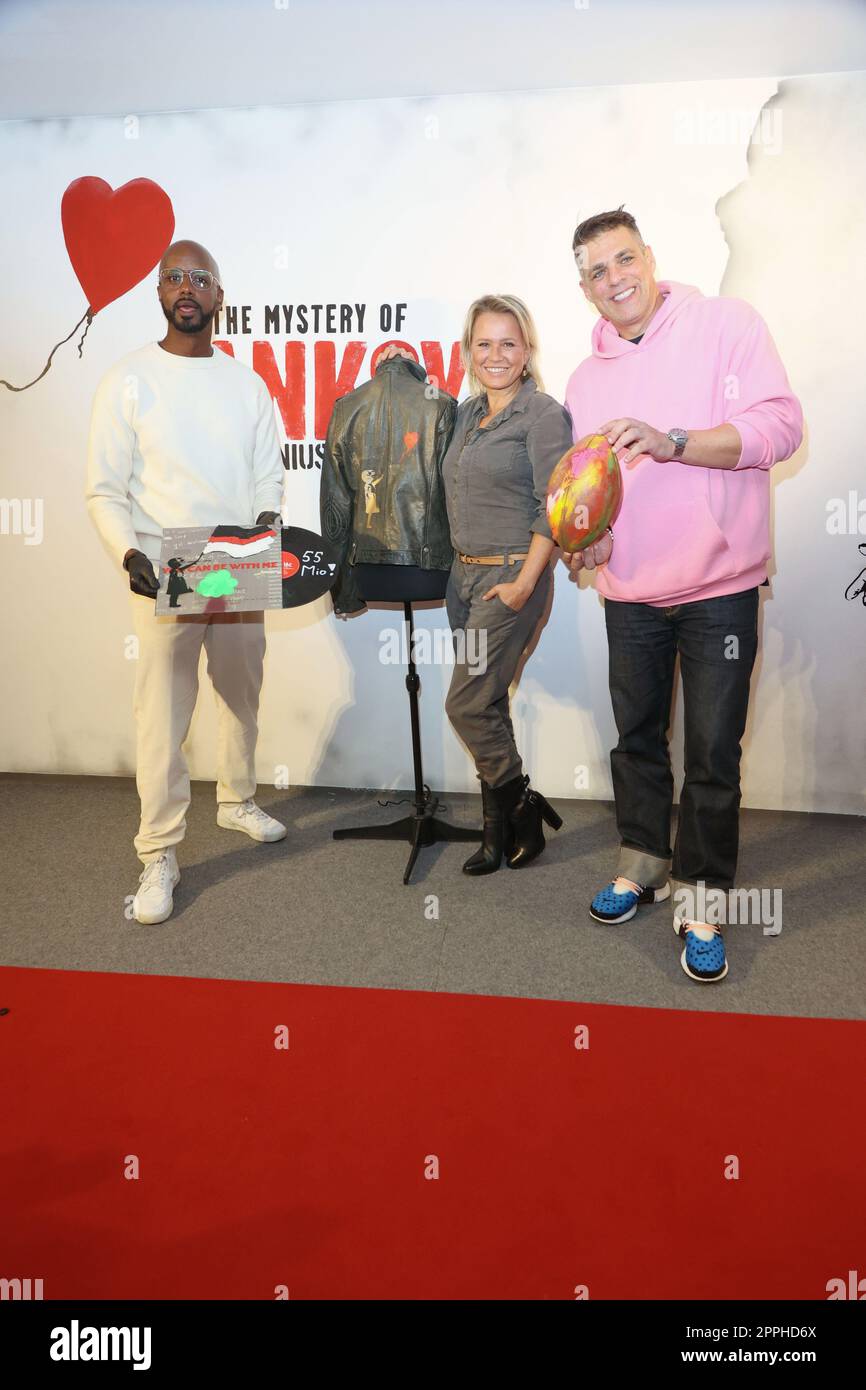 Nova Meierhenrich, Yared Dibaba, Carsten Spengemann, Wohltätigkeitsveranstaltung in der Banksy-Ausstellung im ehemaligen Galeria Kaufhof-Gebäude, wo Berühmtheiten Dinge mit Banksy-Motiven malen, damit sie versteigert werden können, Hamburg,24.10.2022 Stockfoto