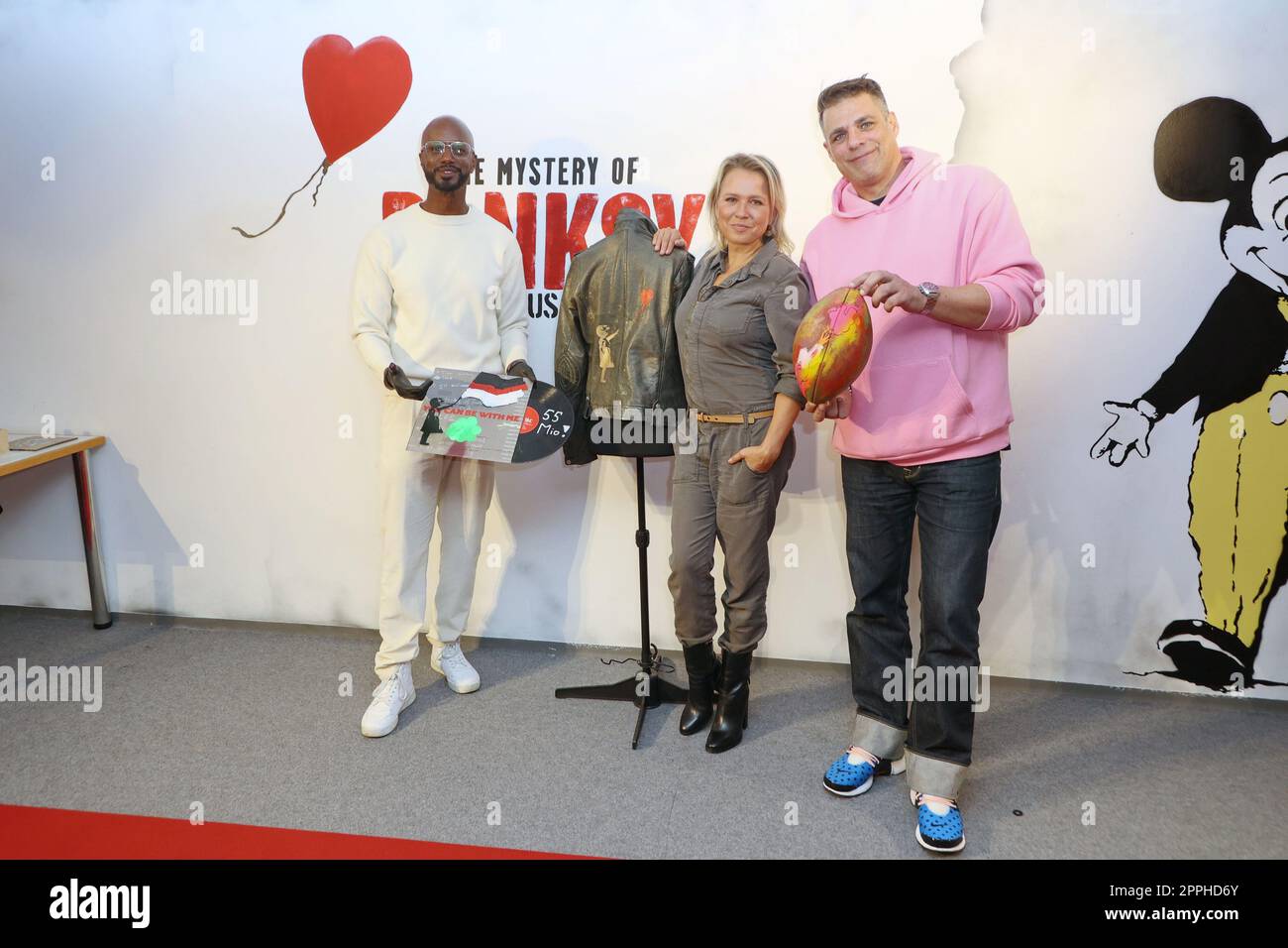 Nova Meierhenrich, Yared Dibaba, Carsten Spengemann, Wohltätigkeitsveranstaltung in der Banksy-Ausstellung im ehemaligen Galeria Kaufhof-Gebäude, wo Berühmtheiten Dinge mit Banksy-Motiven malen, damit sie versteigert werden können, Hamburg,24.10.2022 Stockfoto