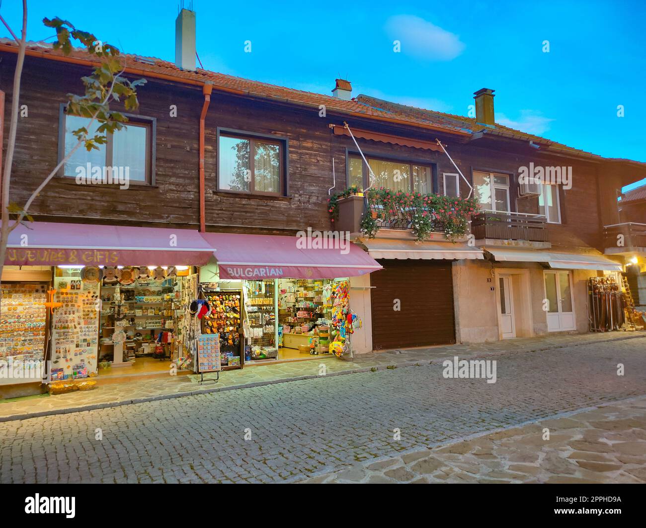 Nesebar, Bulgarien - 13. September 2022: Handtaschen und Rucksäcke mit traditionellen bulgarischen Mustern. Handgefertigt. Ausstellung eines privaten Ladens, in dem Souvenirs und Geschenke verkauft werden Stockfoto