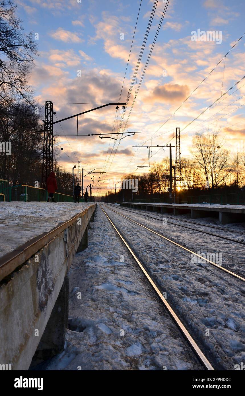 Abendliche Winterlandschaft mit dem Bahnhof Stockfoto