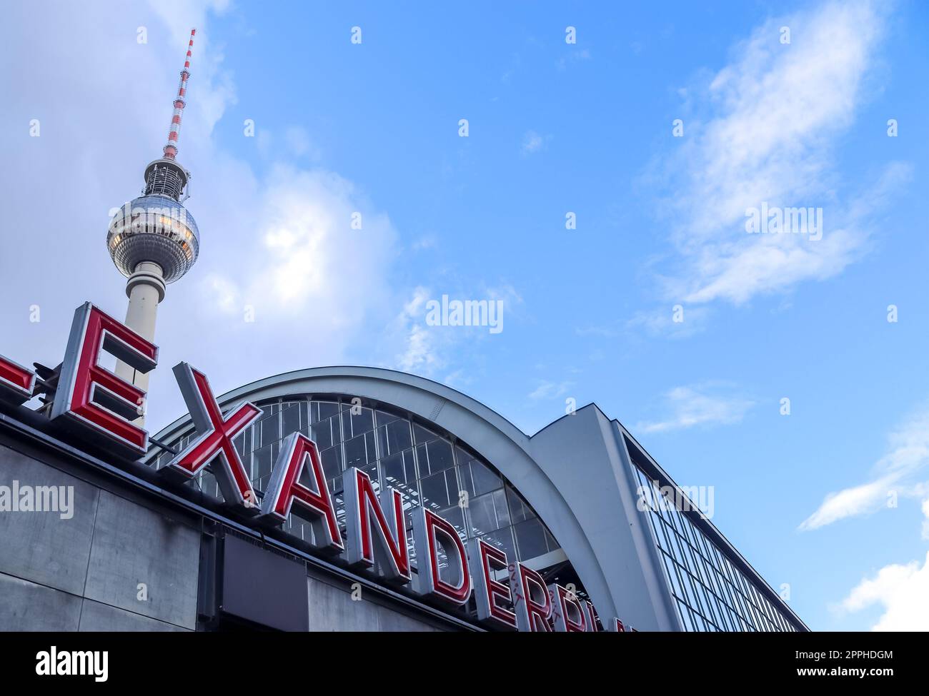 Berlin, Deutschland - 03. Oktober 2022: Blick auf den berühmten Alexanderplatz in Berlin Mitte während des Tages. Stockfoto