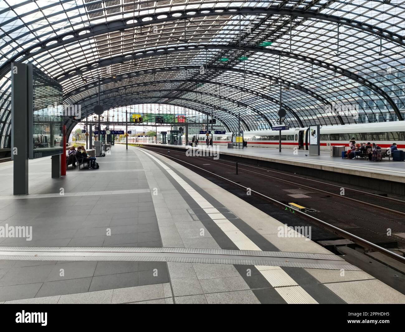 Berlin, Deutschland - 03. Oktober 2022: Der Hauptbahnhof der deutschen Hauptstadt Berlin mit mittlerer Besucherzahl. Stockfoto