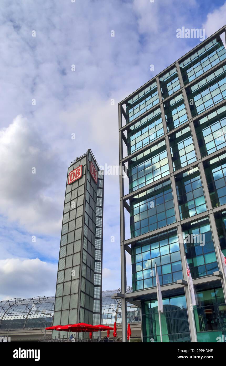Berlin, Deutschland - 03. Oktober 2022: Der Hauptbahnhof der deutschen Hauptstadt Berlin mit mittlerer Besucherzahl. Stockfoto