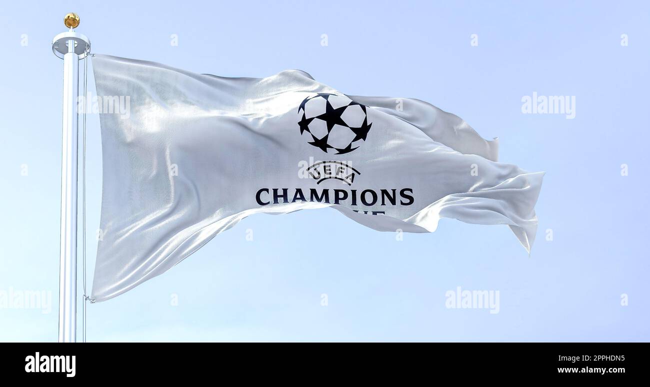 Die UEFA Champions League-Flagge winkt an klaren Tagen Stockfoto