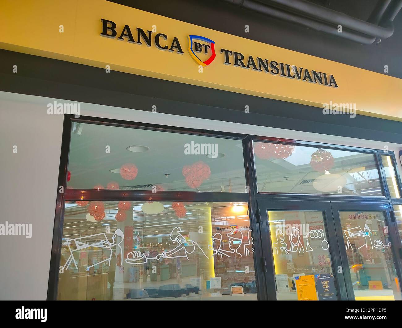 Focsani, Rumänien - 12. September 2022: Das Logo der Transilvania Bank Banca Transilvania in rumänischer Sprache Stockfoto