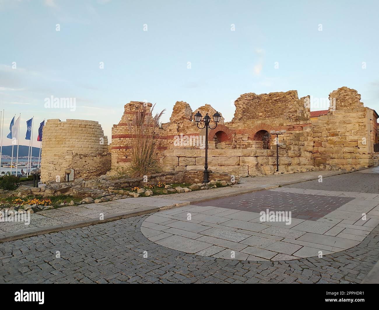 Historische antike Mauern in der Altstadt von Nesebar am Schwarzen Meer in Bulgarien Stockfoto