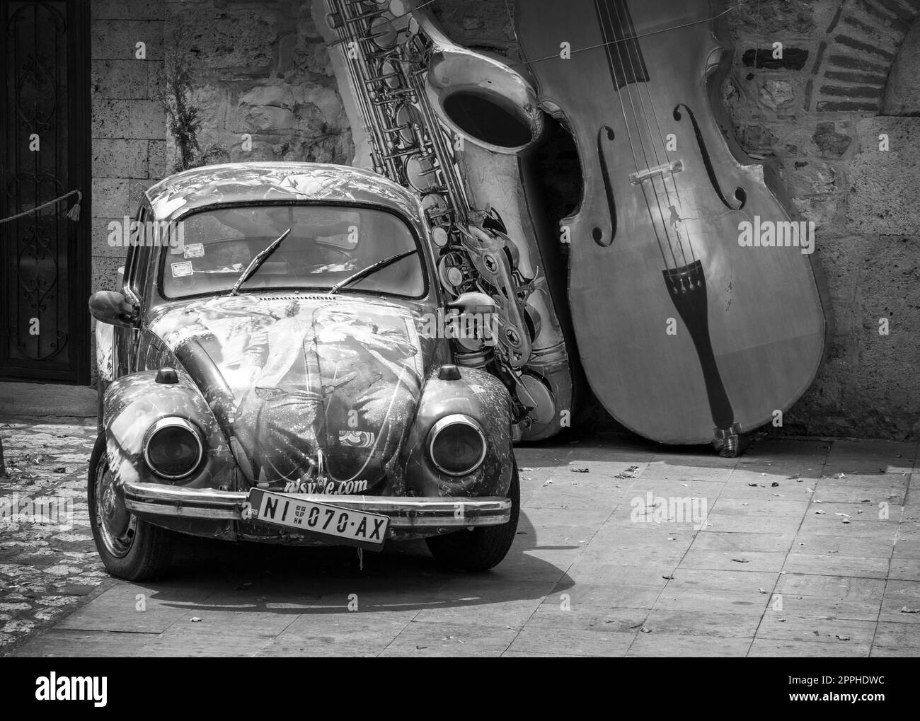 Volkswagen Beetle Retro-Auto in der Nähe des Haupteingangs zur Festung Nis in Nis, Serbien geparkt. Stockfoto