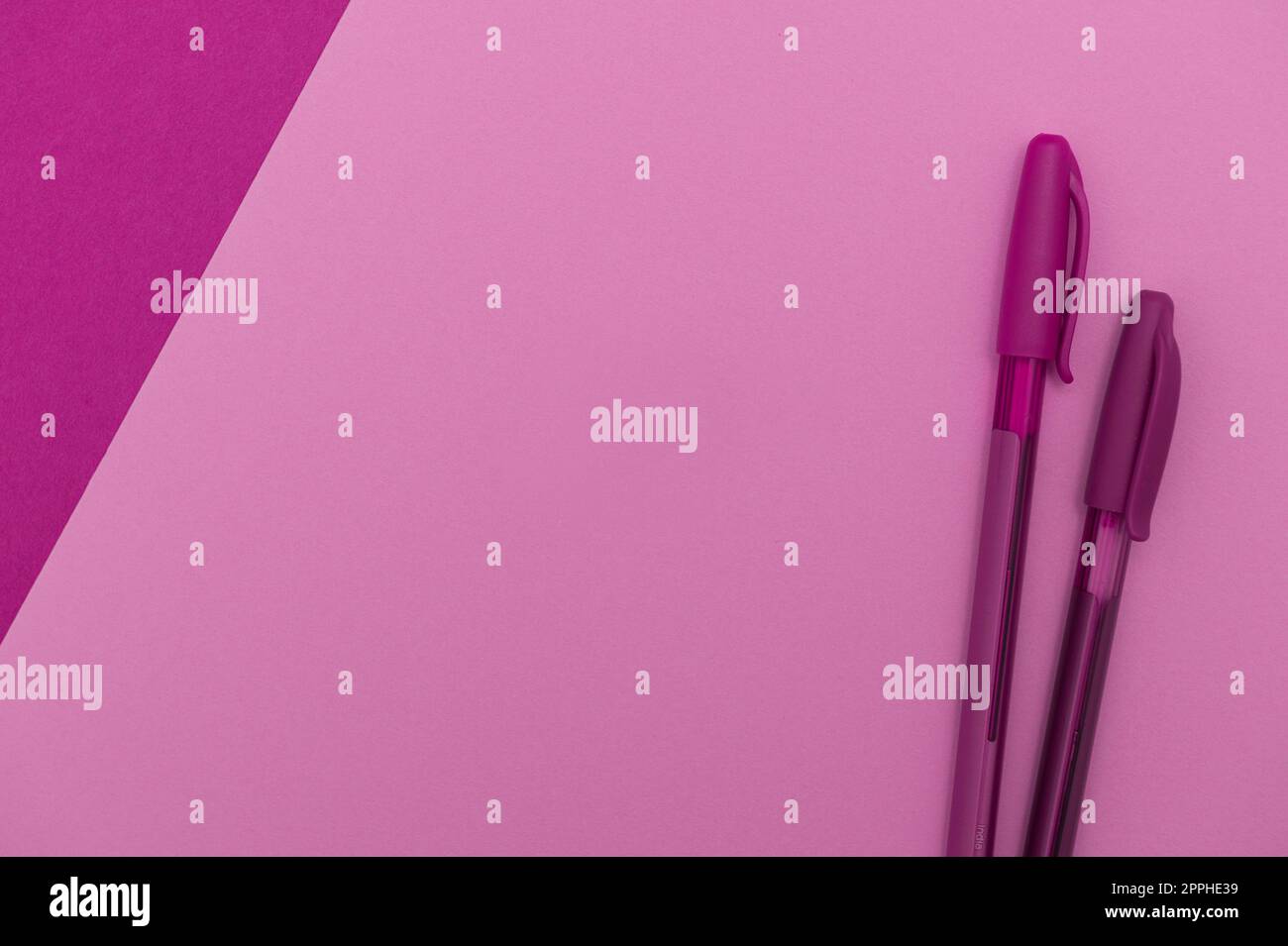 Multiple Assorted Collection Bürobedarf Foto Mit Stiften Notizblöcke Notizblock Lineal Hefter Scheren Clipper Büroklammern Clipboard Über Dem Tisch Platzierte Klemmbretter Stockfoto