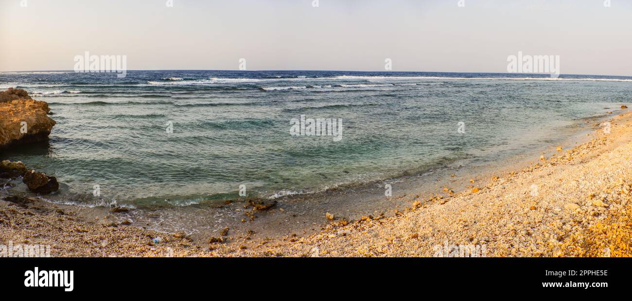 Strand mit Sand und Korallen und breiter Blick auf den Horizont vom Meer Stockfoto