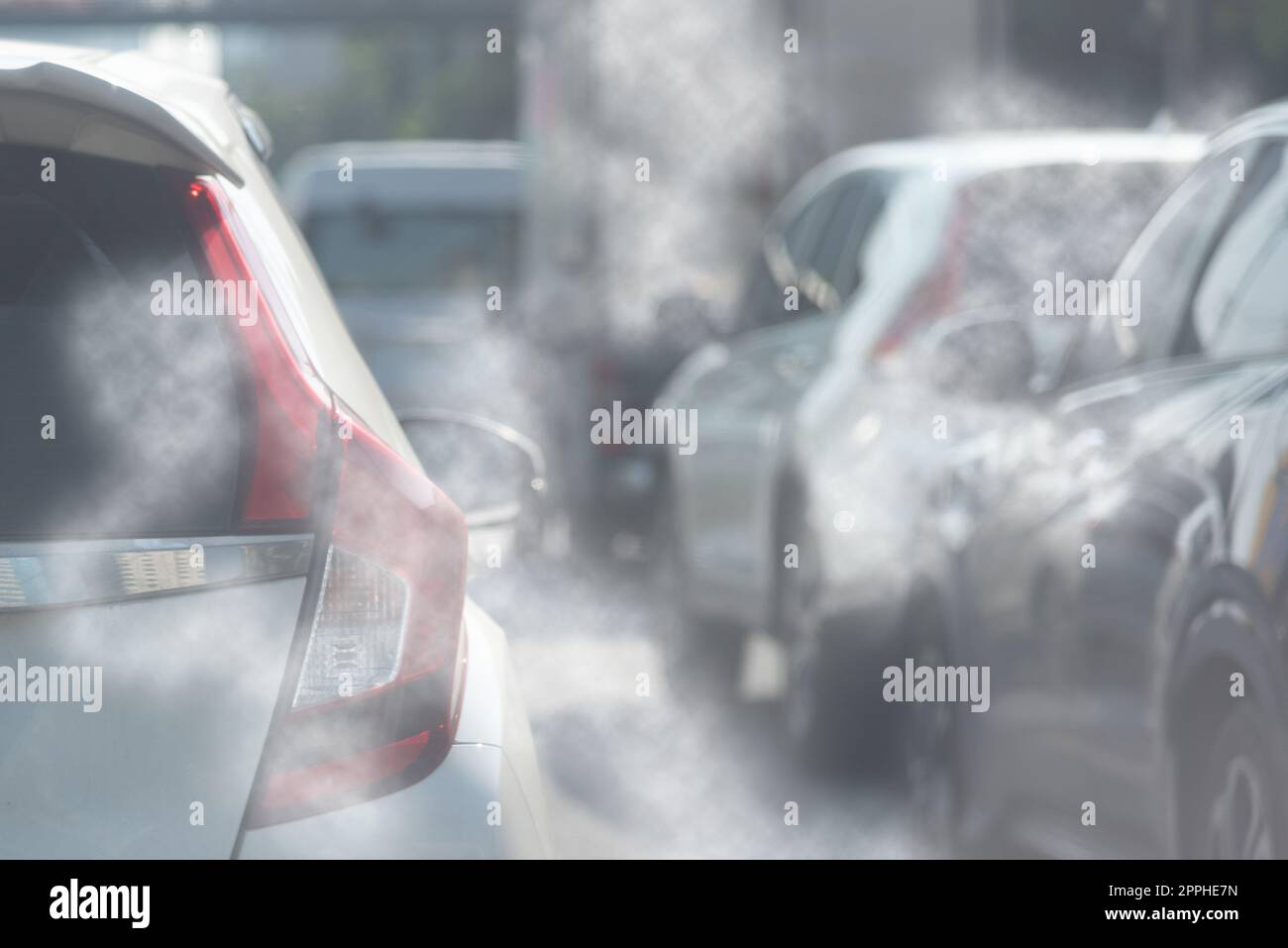 Luftverschmutzung durch Abgas-Rauch-Verkehr in der Stadt. Reduzierung der Verschmutzung durch die globale Erwärmung und des Kohlendioxids durch die Verbrennung von Motoren. Stockfoto