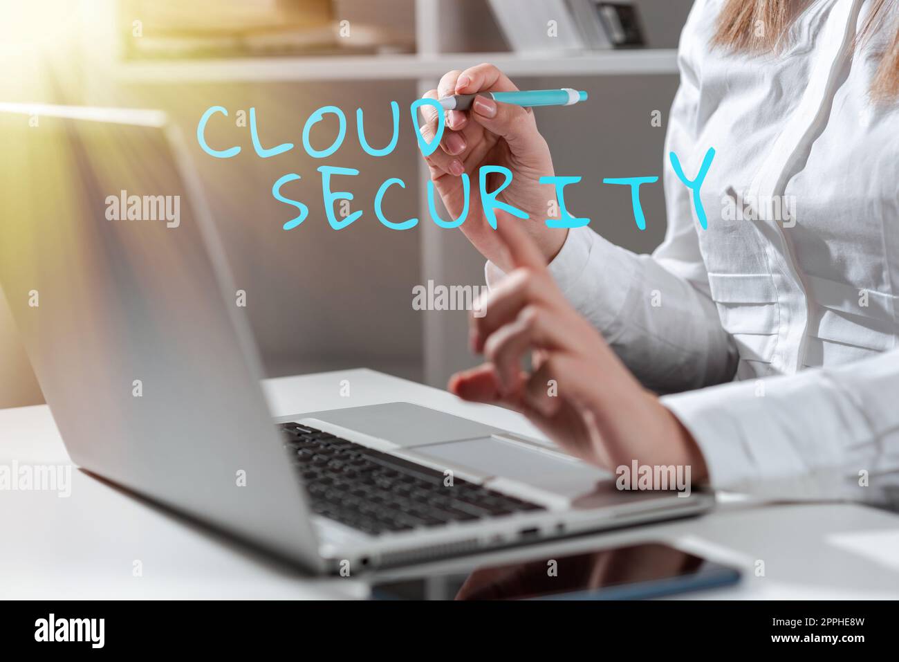 Text mit Inspiration Cloud Security. Wort für die Einführung eines gesicherten Systems von bestehenden Daten im Internet Stockfoto