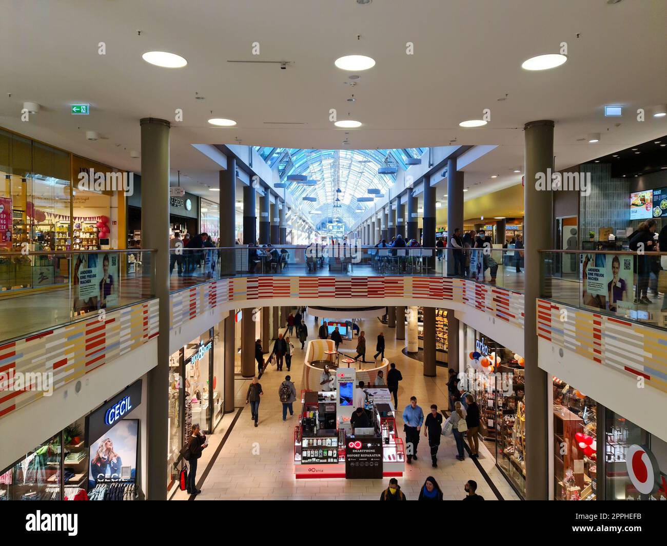 Kiel, Deutschland - 03. Oktober 2022: An einem geschäftigen Tag in der großen Einkaufspassage Sophienhof im Zentrum von Kiel Stockfoto