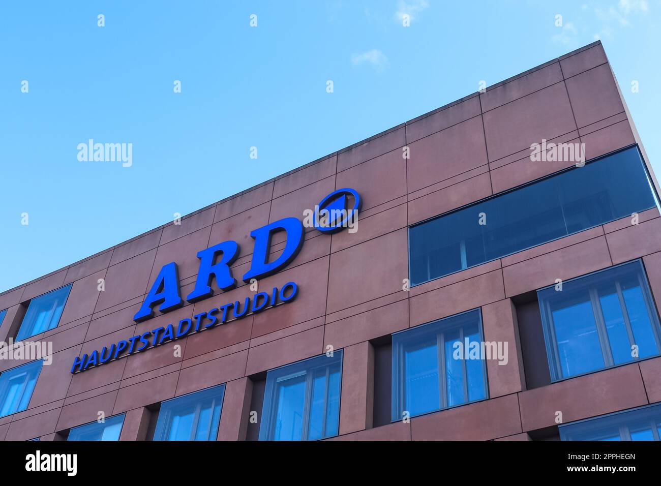 Berlin, Deutschland - 03. Oktober 2022: Gebäude und Logo des ARD Capital Studio für Radio und Fernsehen in Berlin. Stockfoto