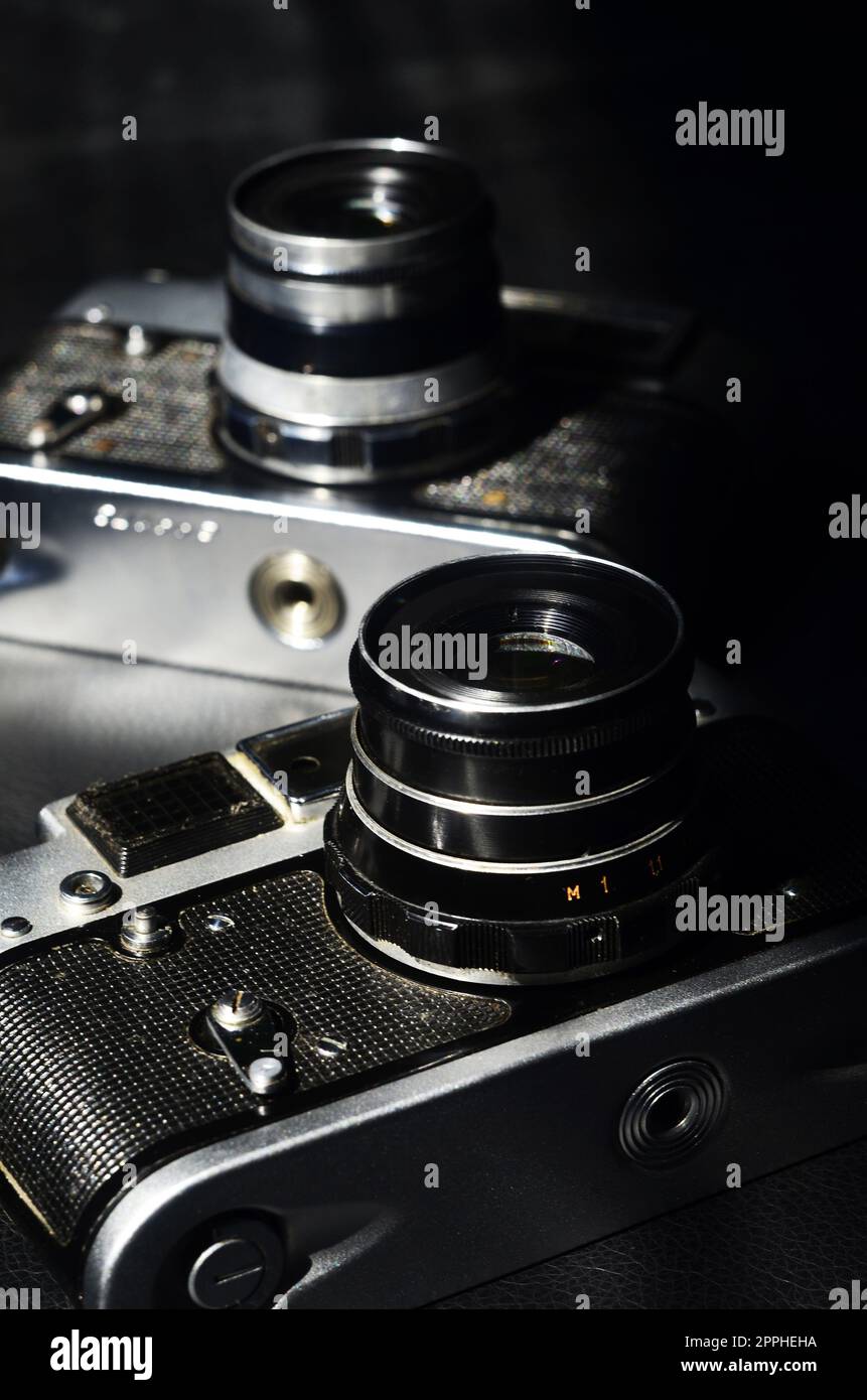 Eine alte Fotokamera aus der Mitte des 20. Jahrhunderts auf schwarzem Hintergrund Stockfoto
