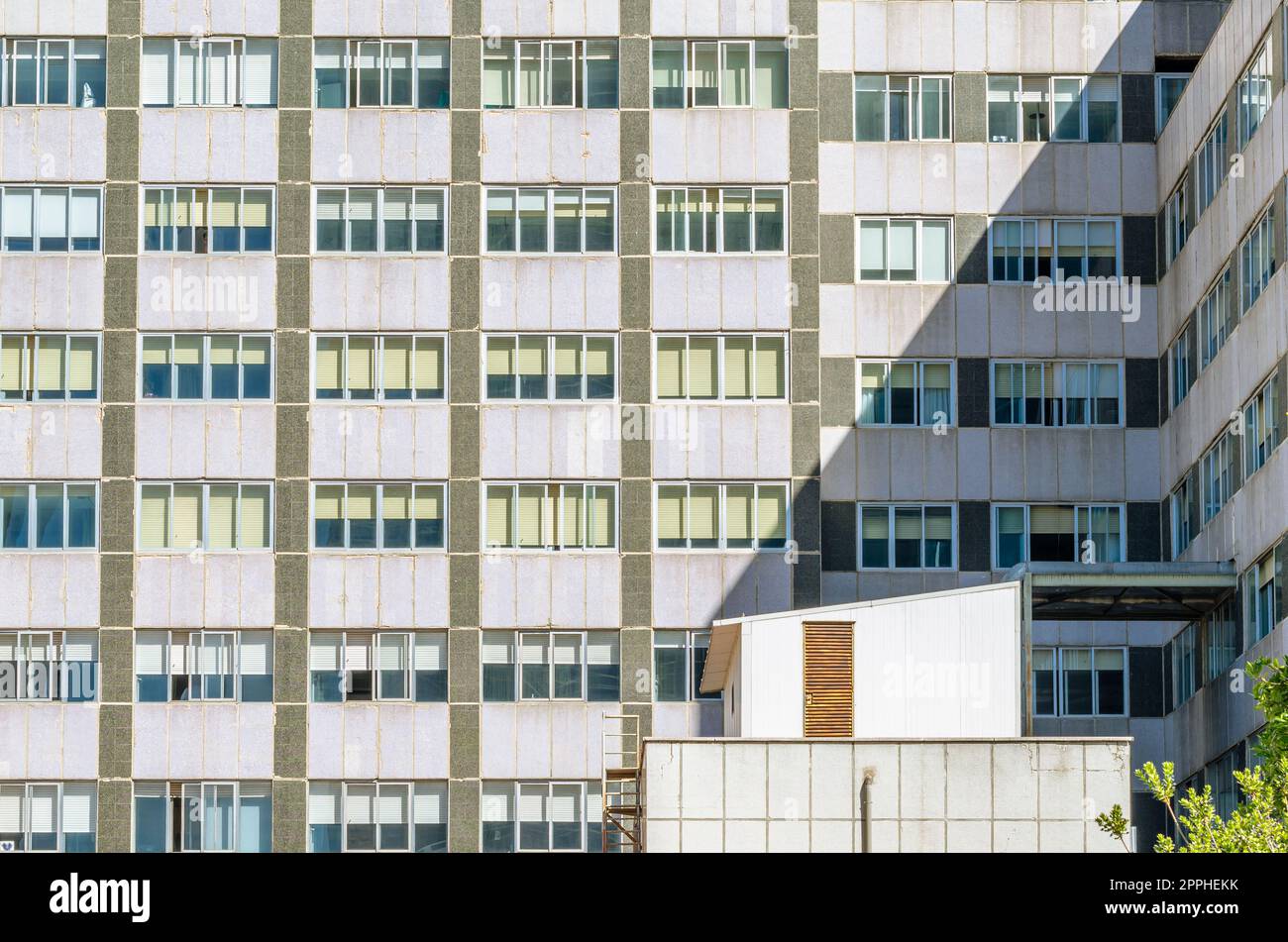 MADRID, SPANIEN - 6. OKTOBER 2021: Fassadendetails des Universitätsklinikums La Paz in Madrid, eines der größten Krankenhäuser und am besten geschätzten öffentlichen Krankenhäuser in Spanien Stockfoto