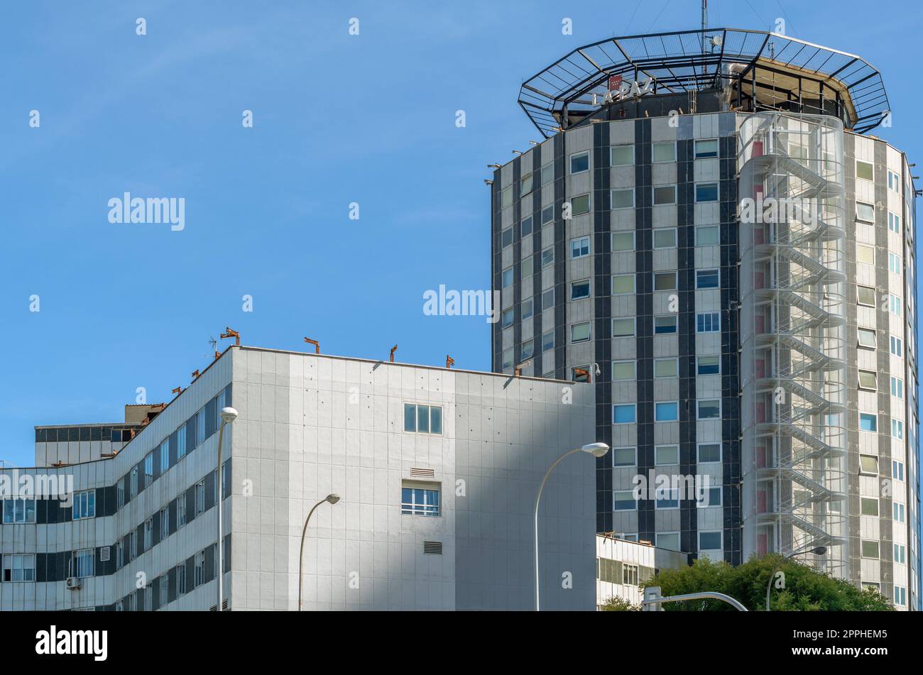 MADRID, SPANIEN - 6. OKTOBER 2021: Blick auf das Universitätskrankenhaus La Paz in Madrid, eines der größten Krankenhäuser und besten öffentlichen Krankenhäuser in Spanien Stockfoto