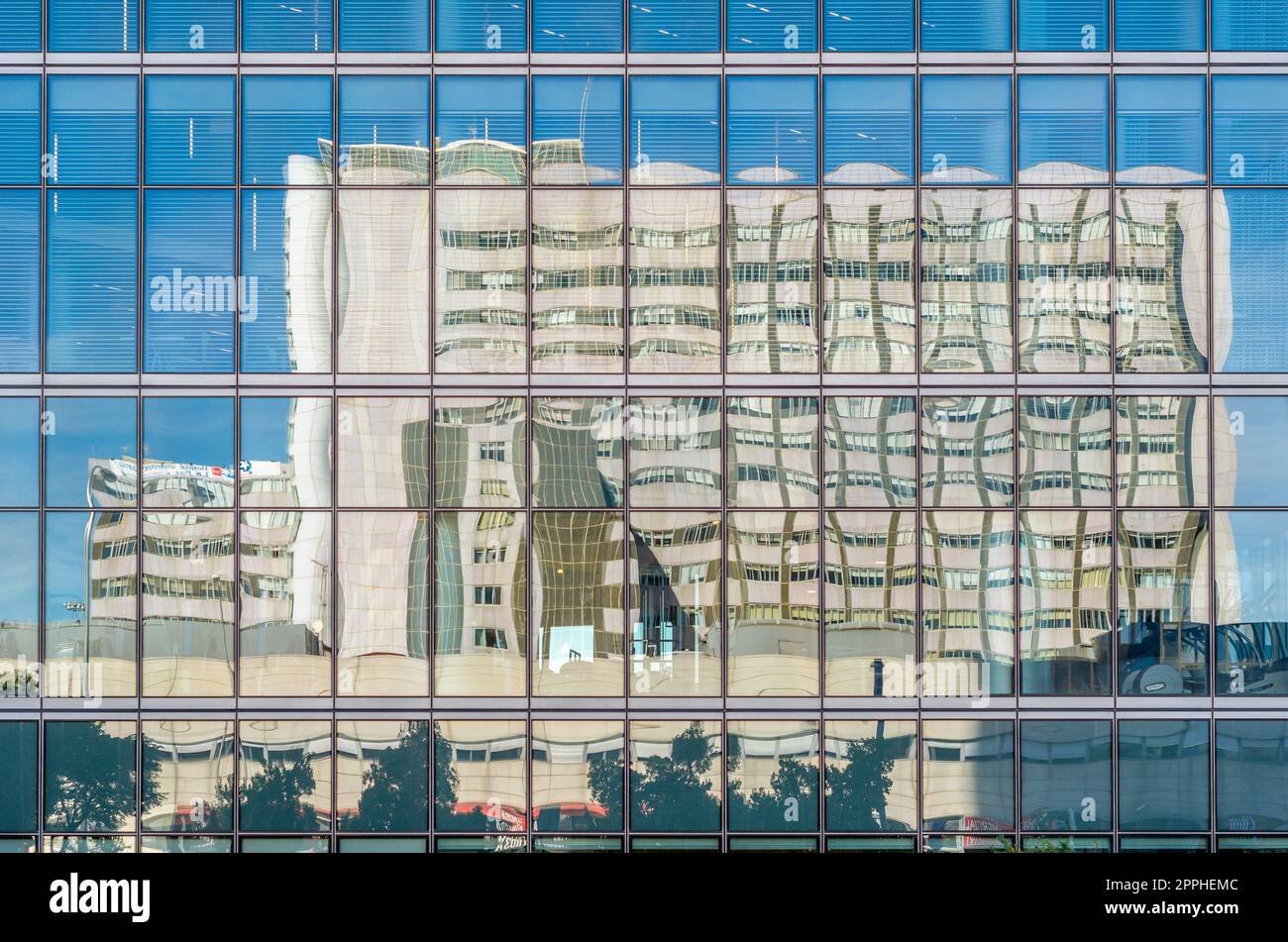 MADRID, SPANIEN - 6. OKTOBER 2021: Reflexion des Universitätsklinikums La Paz in der Glasfassade des Hochhauses Torre Emperador Castellana, der Teil des Geschäftsbereichs Cuatro Torres in Madrid, Spanien ist Stockfoto