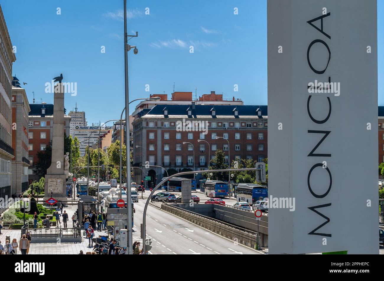 MADRID, SPANIEN - 5. OKTOBER 2021: Blick auf den Verkehrsknotenpunkt Moncloa in Madrid, Spanien, ein multimodaler Bahnhof, der die Metrostationen von Madrid sowie Stadtbusse und Intercity- und Fernbusse bedient Stockfoto