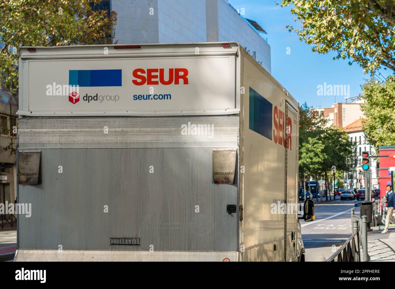 MADRID, SPANIEN â€“ 5. OKTOBER 2021: Lieferwagen des Frachttransportunternehmens SEUR (Servicio EspaÃ±ol Urgente de Reparto, spanisch für: Spanischer Urgent Delivery Service), eine Tochtergesellschaft des französischen Konzerns DPDgroup Stockfoto