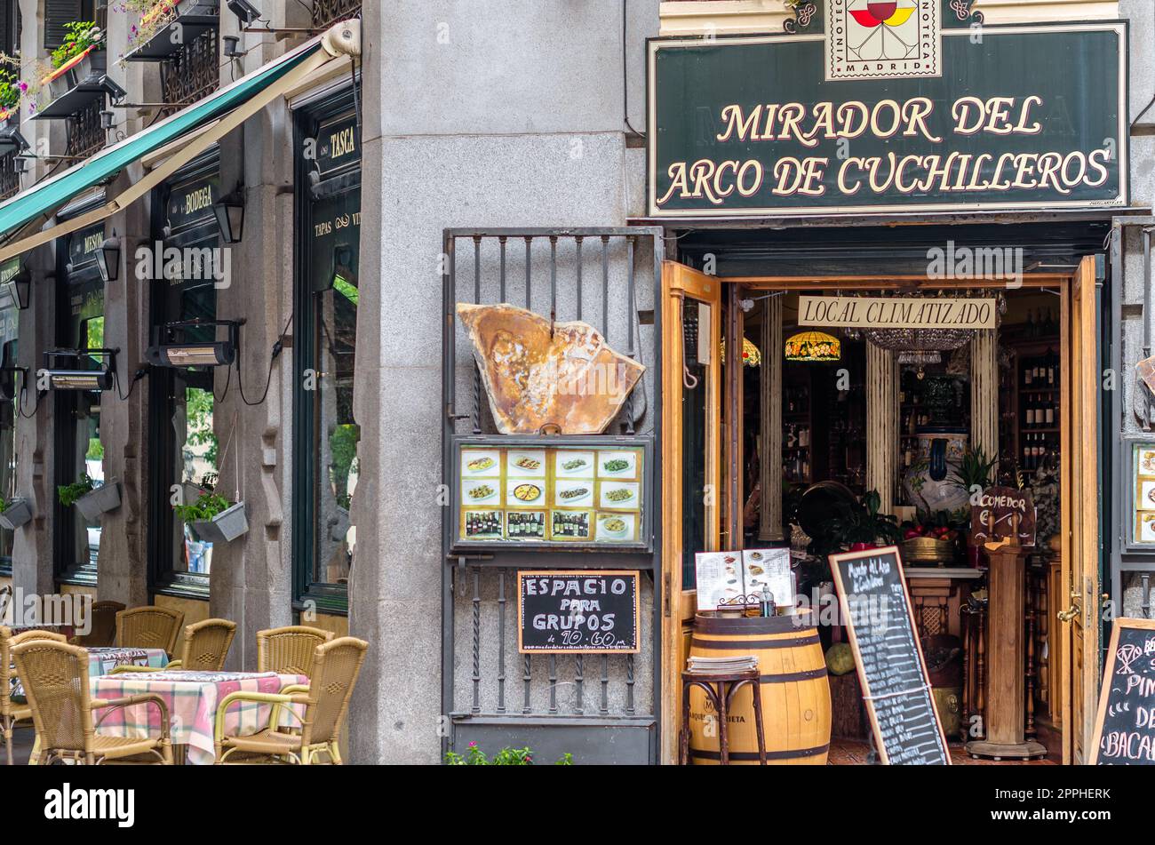 MADRID, SPANIEN - 4. OKTOBER 2021: Fassade des Restaurants Mirador del Arco de Cuchilleros, traditionelles Restaurant in Madrid, Spanien Stockfoto