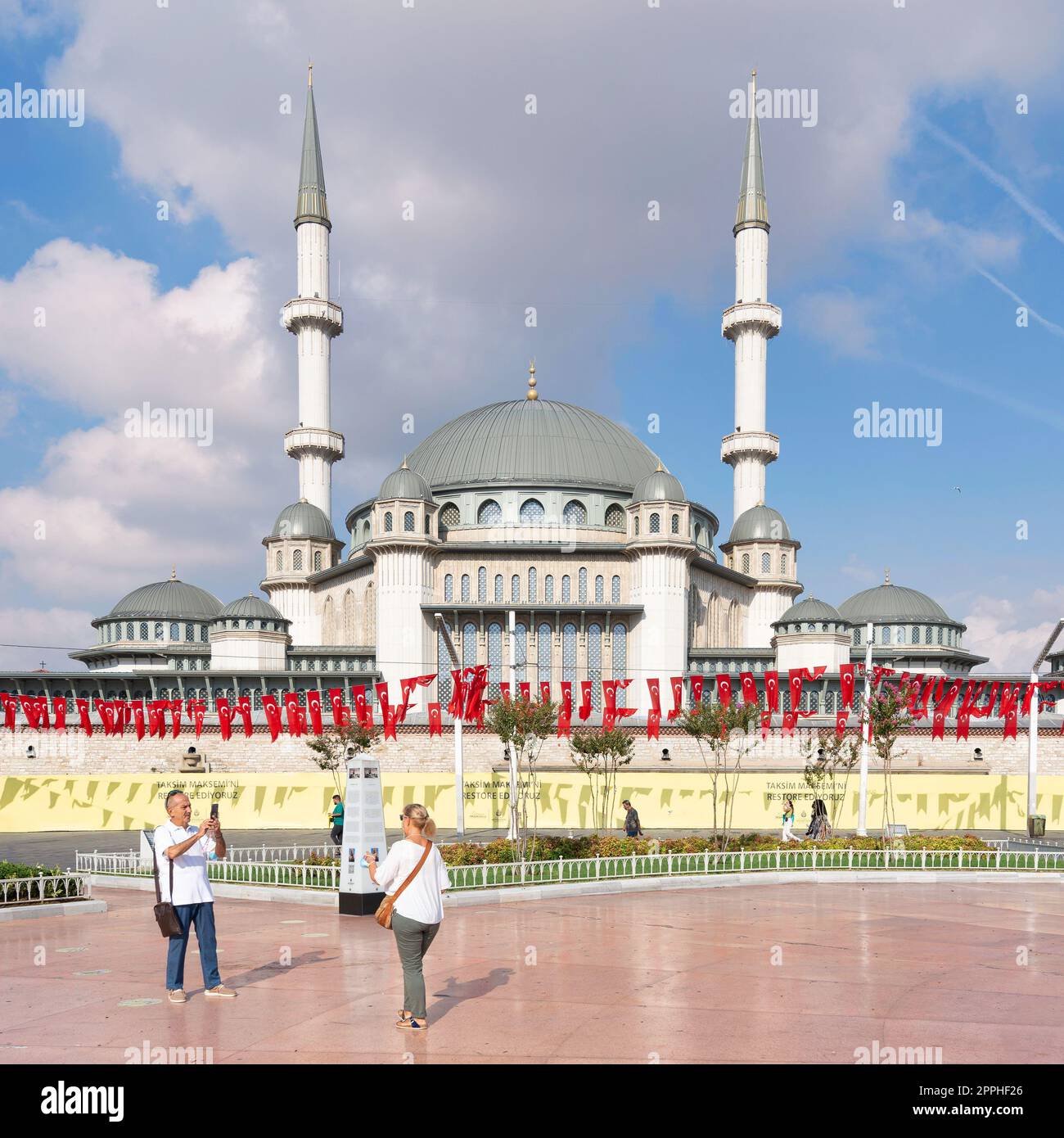 Touristen machen Fotos vor der Taksim-Moschee, am Taksim-Platz, Istanbul, Türkei Stockfoto