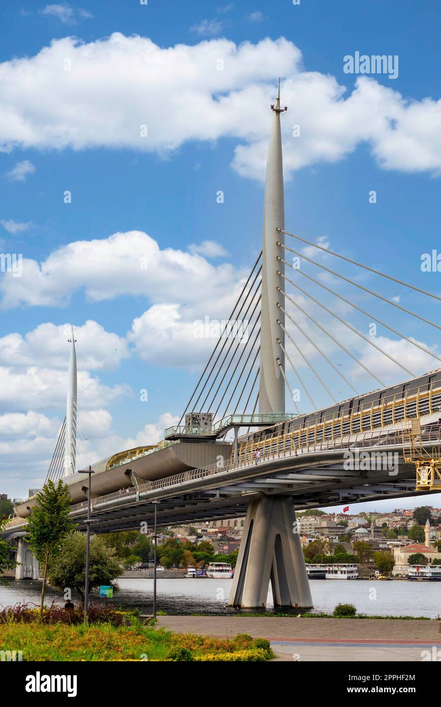 Golden Horn Metro Bridge oder Halic Bridge, Istanbul, Türkei, an einem Sommertag Stockfoto