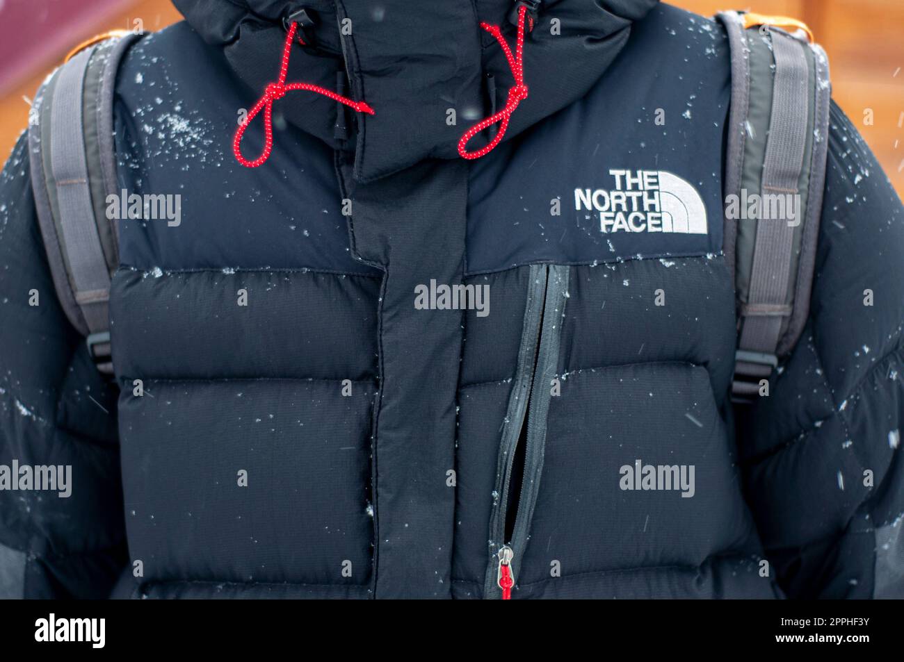 Moskau, Russland - 01. März 2022: Schwarze Jacke des Unternehmens „The North Face“ mit Nahaufnahme-Logo, im Winter. Bekleidungskollektion „Summit Series“. Mann, der Mann trägt die North Face Jacke. Stockfoto