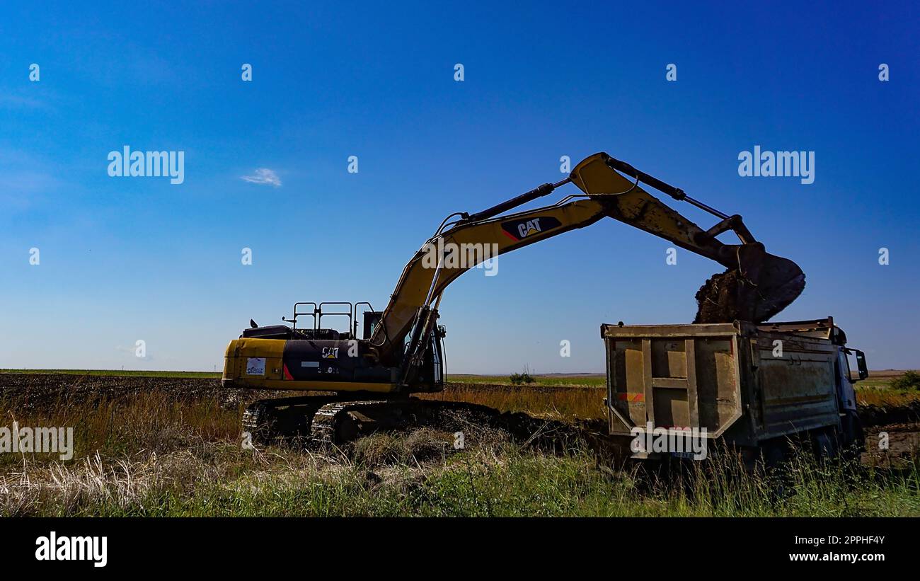 Chorlu, Türkei - 24. September 2022: Gelber CAT-Industriebagger arbeitet in der Nähe von Chorlu Stockfoto