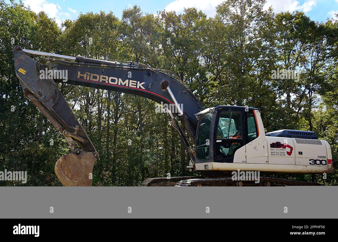 Chorlu, Türkei - 24. September 2022: Türkischer Raupenbagger Hidromek parkt an einer Straße in der Nähe von Chorlu Stockfoto