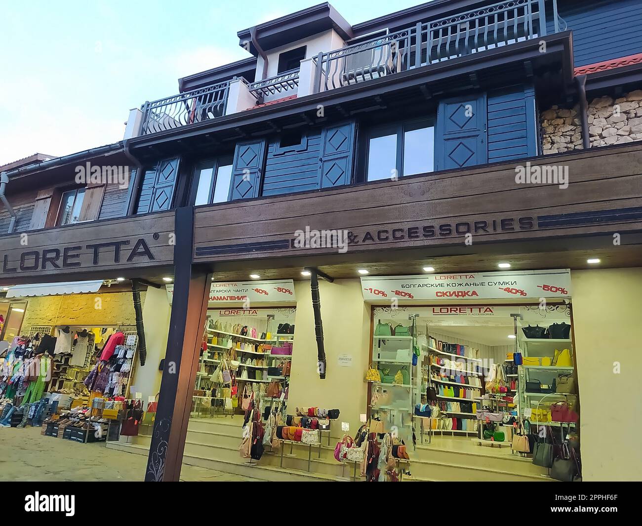 Nesebar, Bulgarien - 13. September 2022: Straße in der Nähe der historischen alten Mauern in der Altstadt von Nesebar am Schwarzen Meer Ufer i. Stockfoto