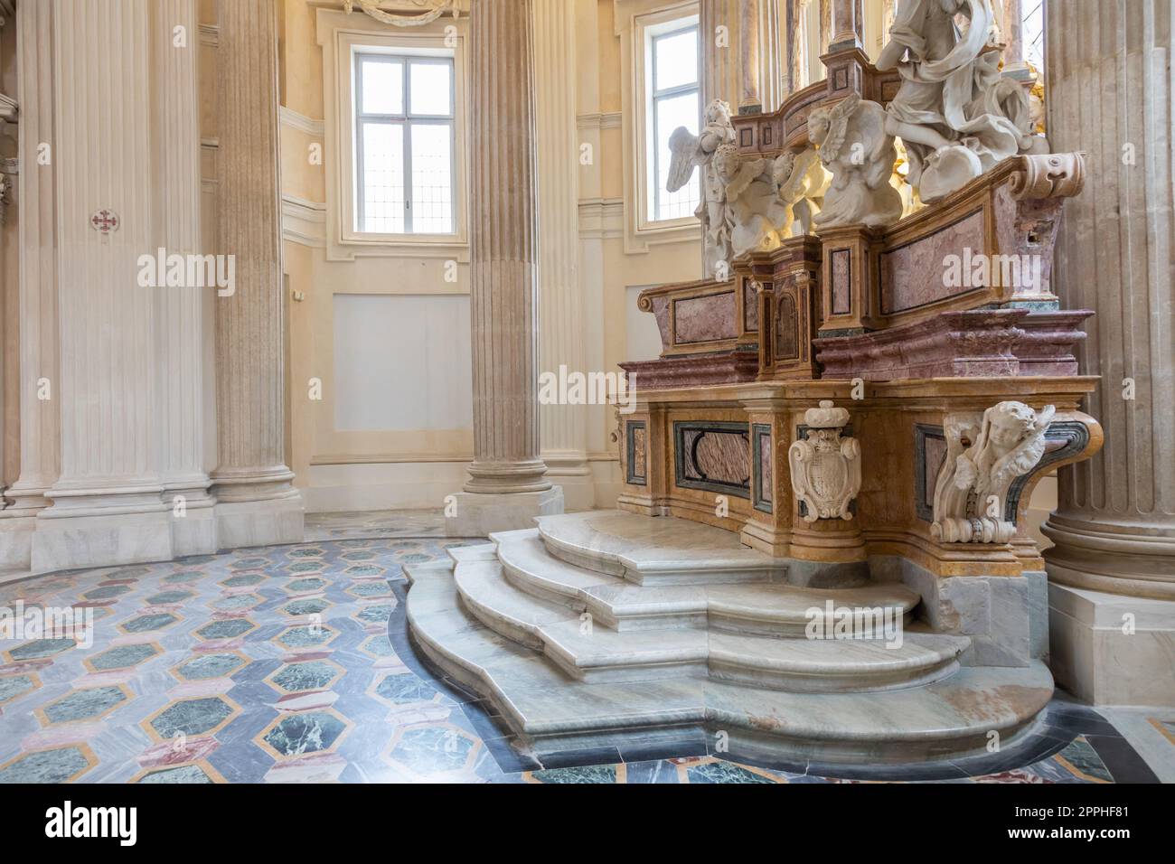 Barocker katholischer Kirchenaltar in Italien. Altes religiöses Gebäude im Inneren. Stockfoto