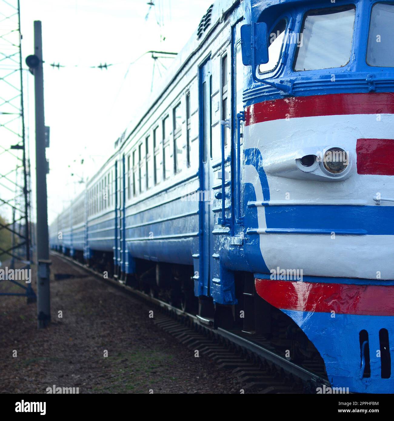 Alte sowjetische elektrische Eisenbahn mit veraltetem Design, die per Bahn fährt Stockfoto