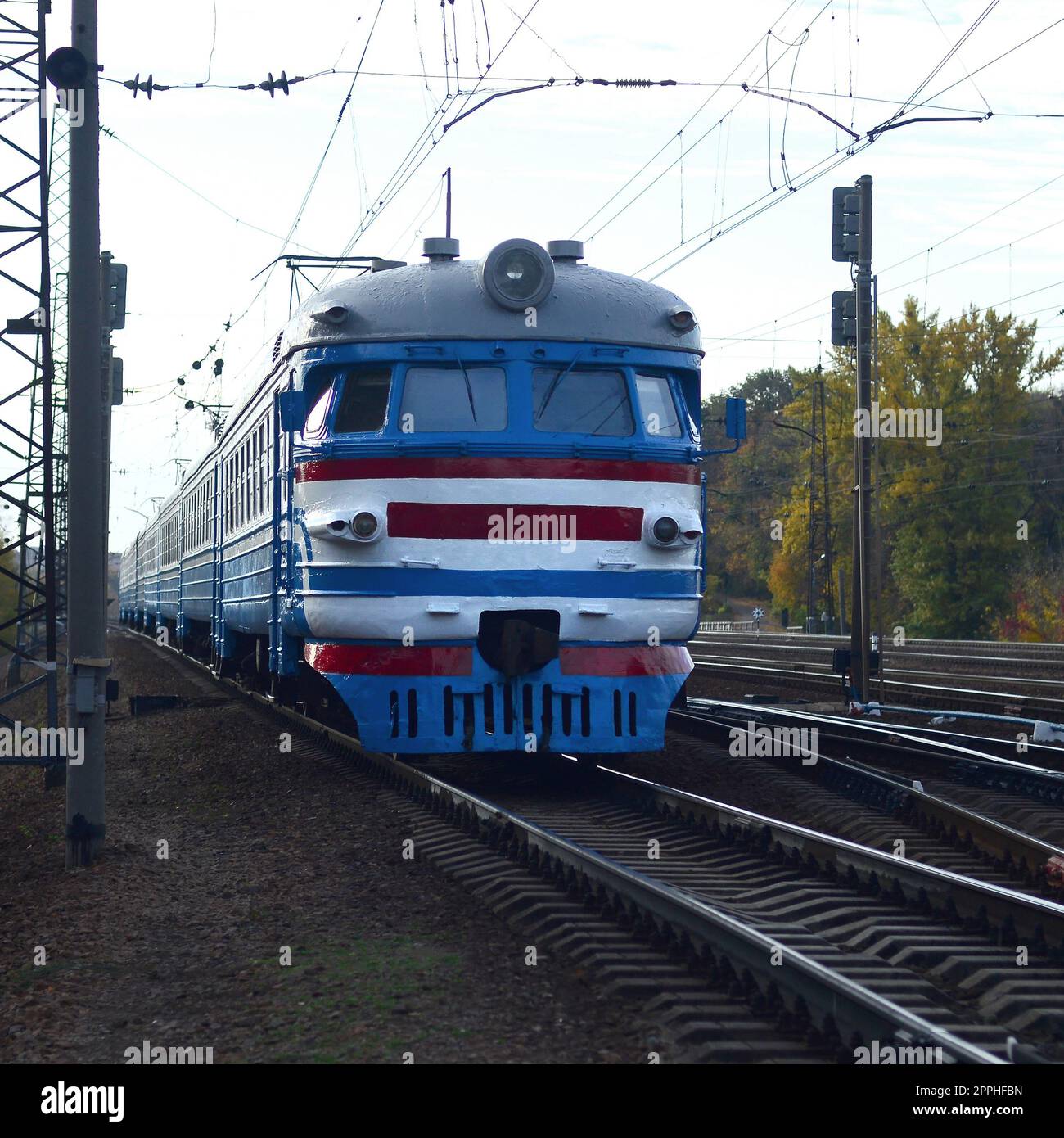 Alte sowjetische elektrische Eisenbahn mit veraltetem Design, die per Bahn fährt Stockfoto