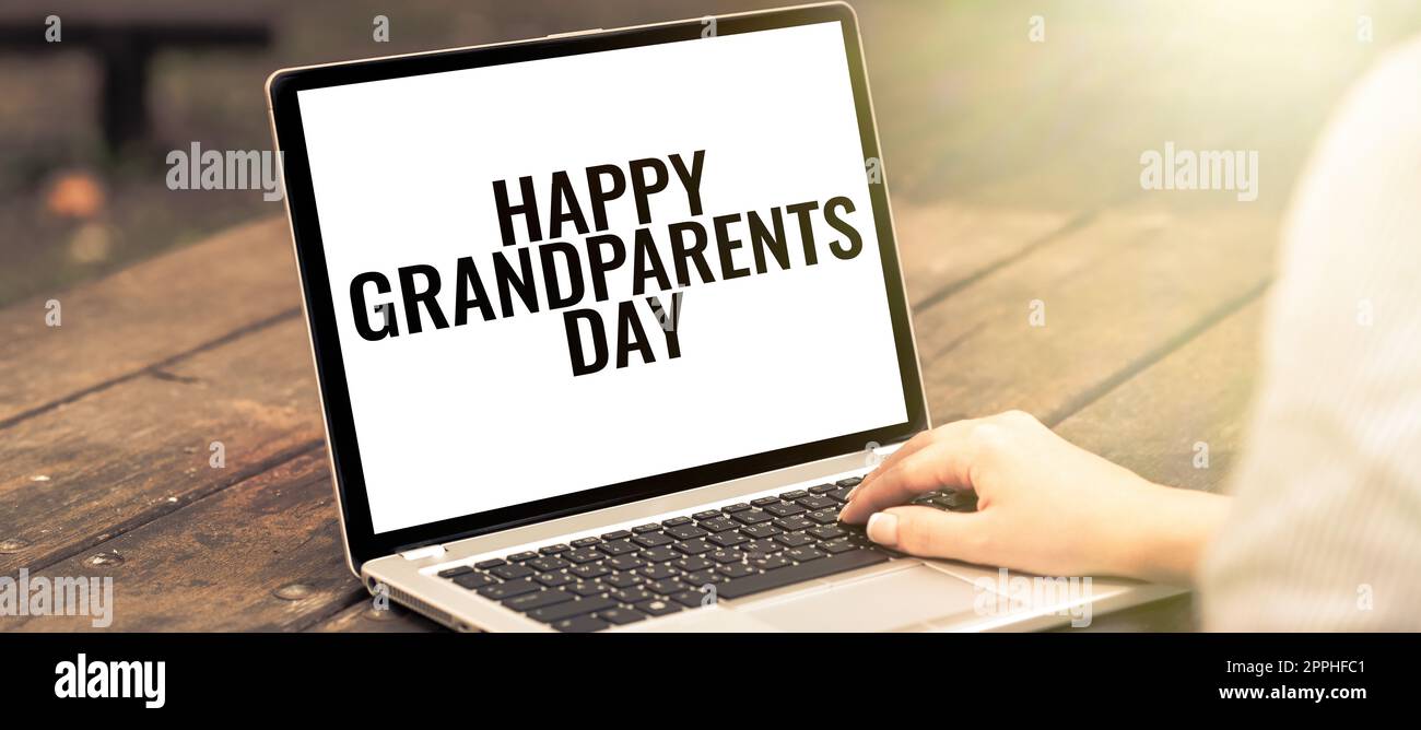 Inspiration zeigt Zeichen Happy Grosselternes Day. Internet-Konzept Ältere Personen oder Senioren feiern Stockfoto
