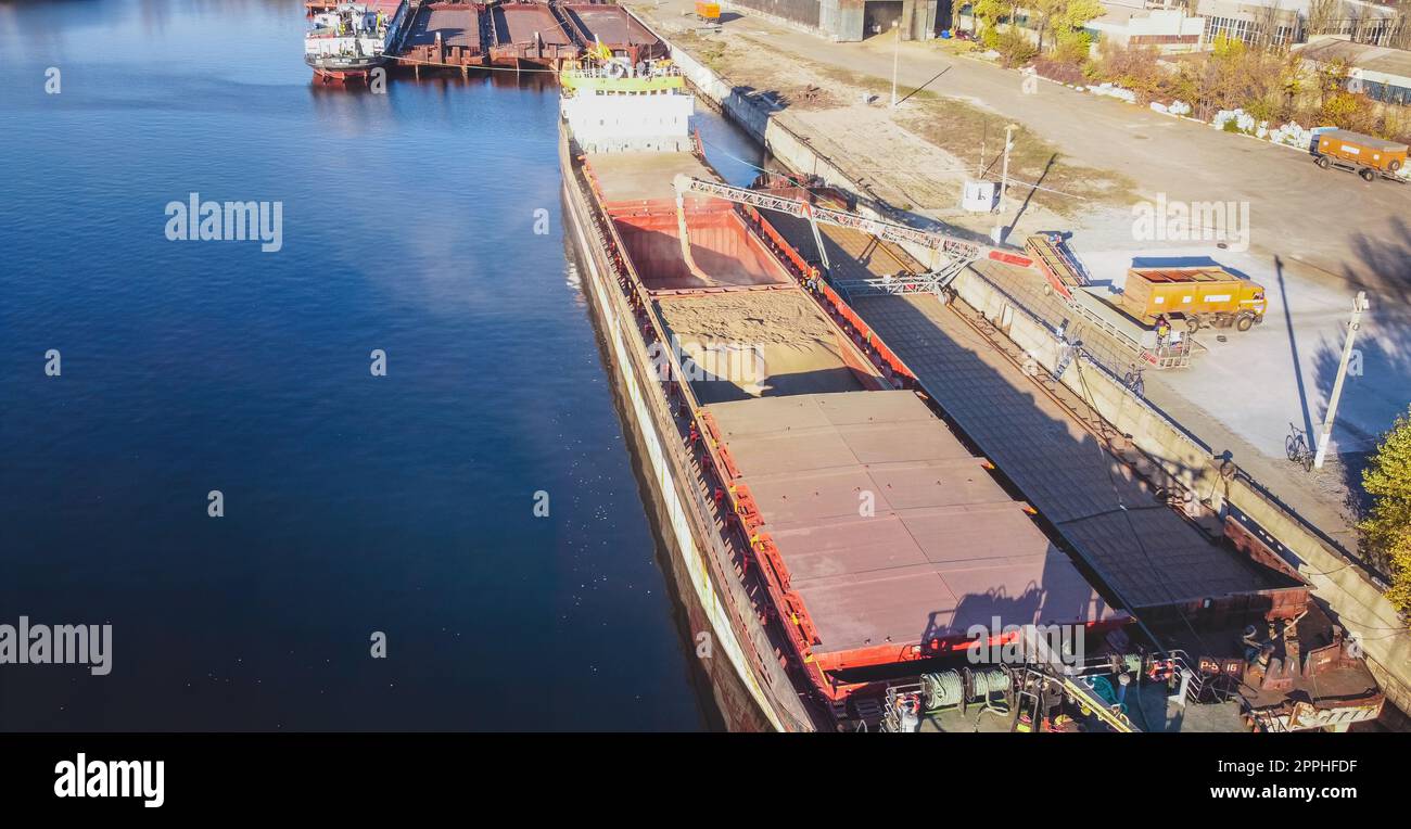 Großes internationales Transportschiff im Hafen, das zur Ausfuhr in die Meeresgewässer verladen wird. Stockfoto