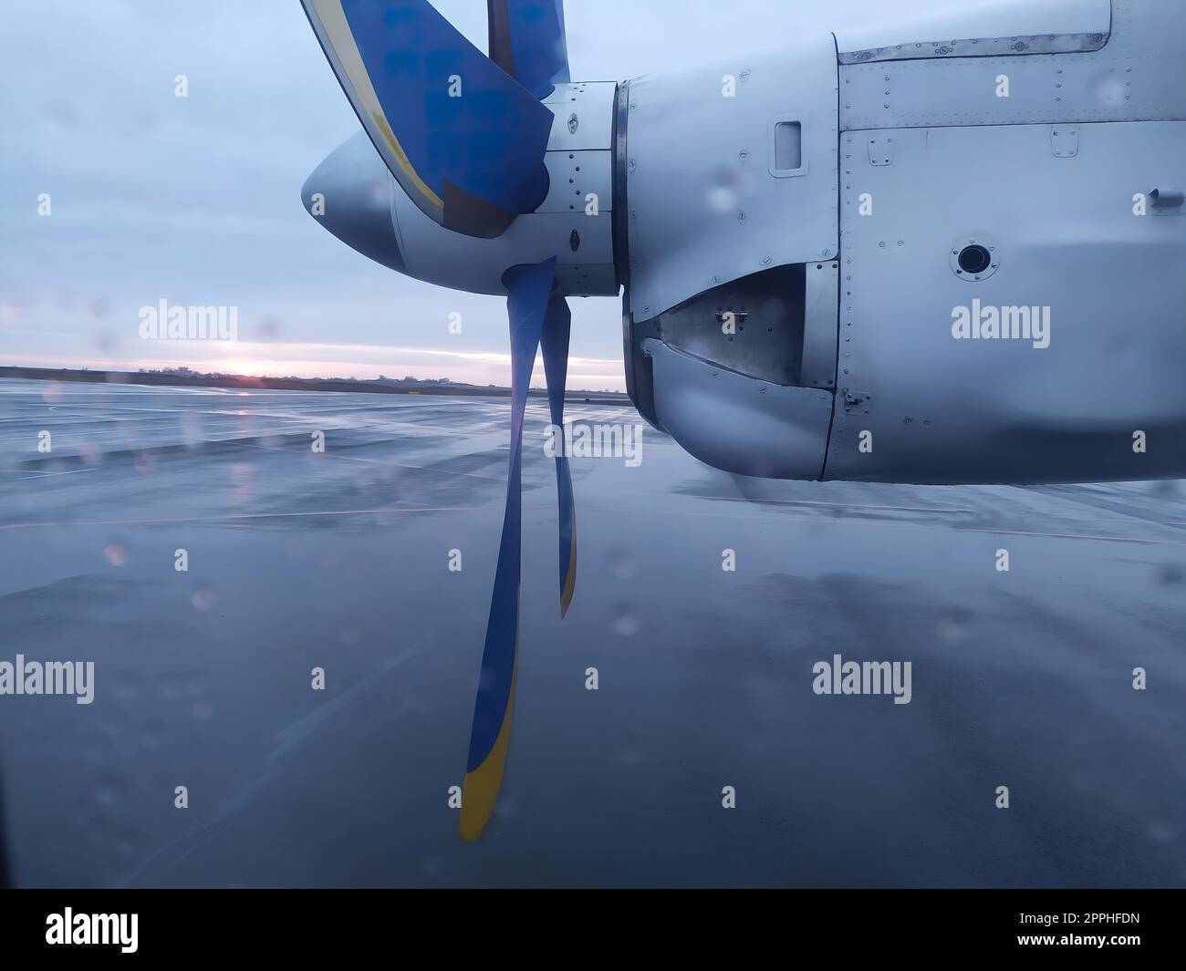 Motor und Propeller des alten Transportflugzeugs in Nahaufnahme. Fragment des Flugzeugs. Stockfoto