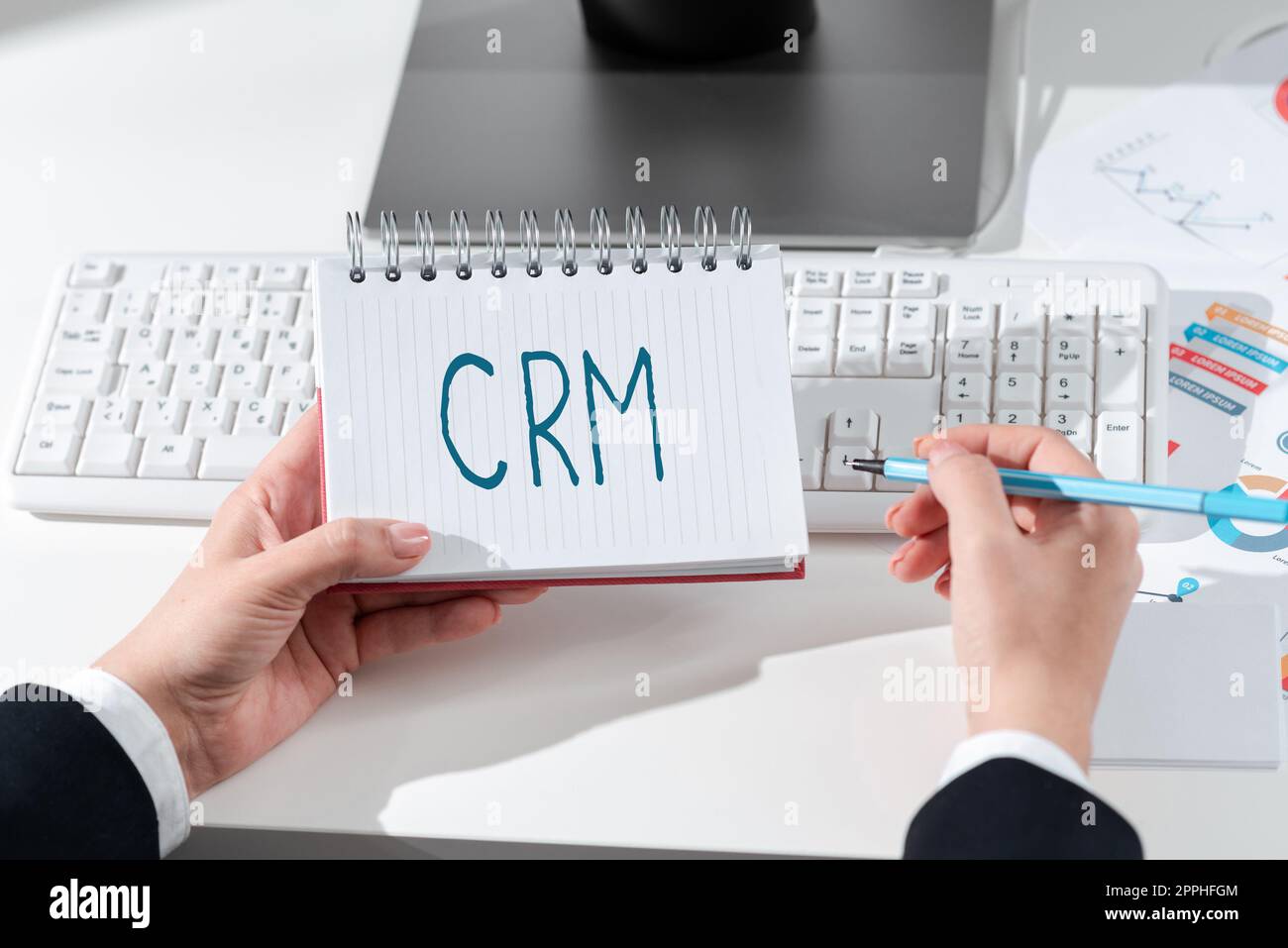 Textüberschrift mit CRM. Das Geschäftskonzept verwaltet alle Ihre Unternehmensbeziehungen und Interaktionen mit Kunden Stockfoto