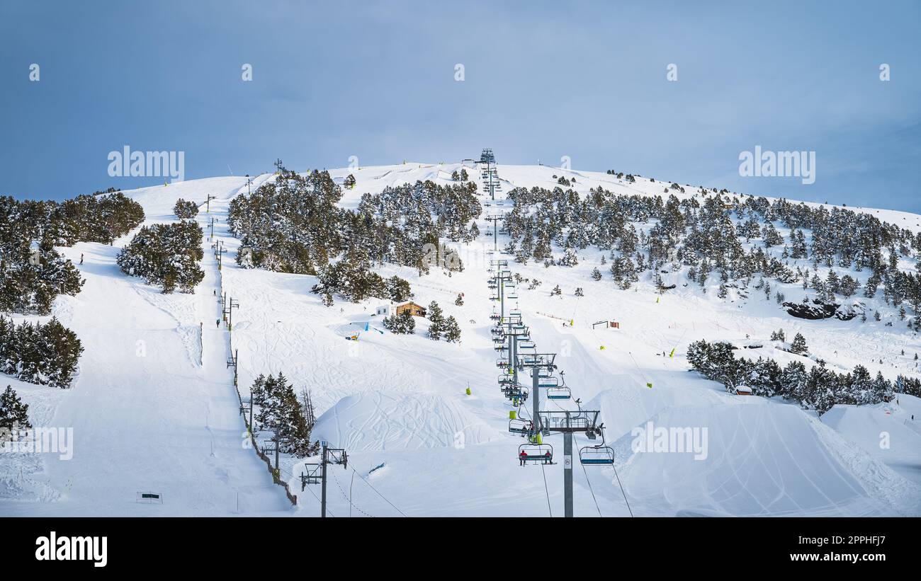 Leute, die auf den Sessellift steigen. Skiurlaub im Winter in Andorra Stockfoto