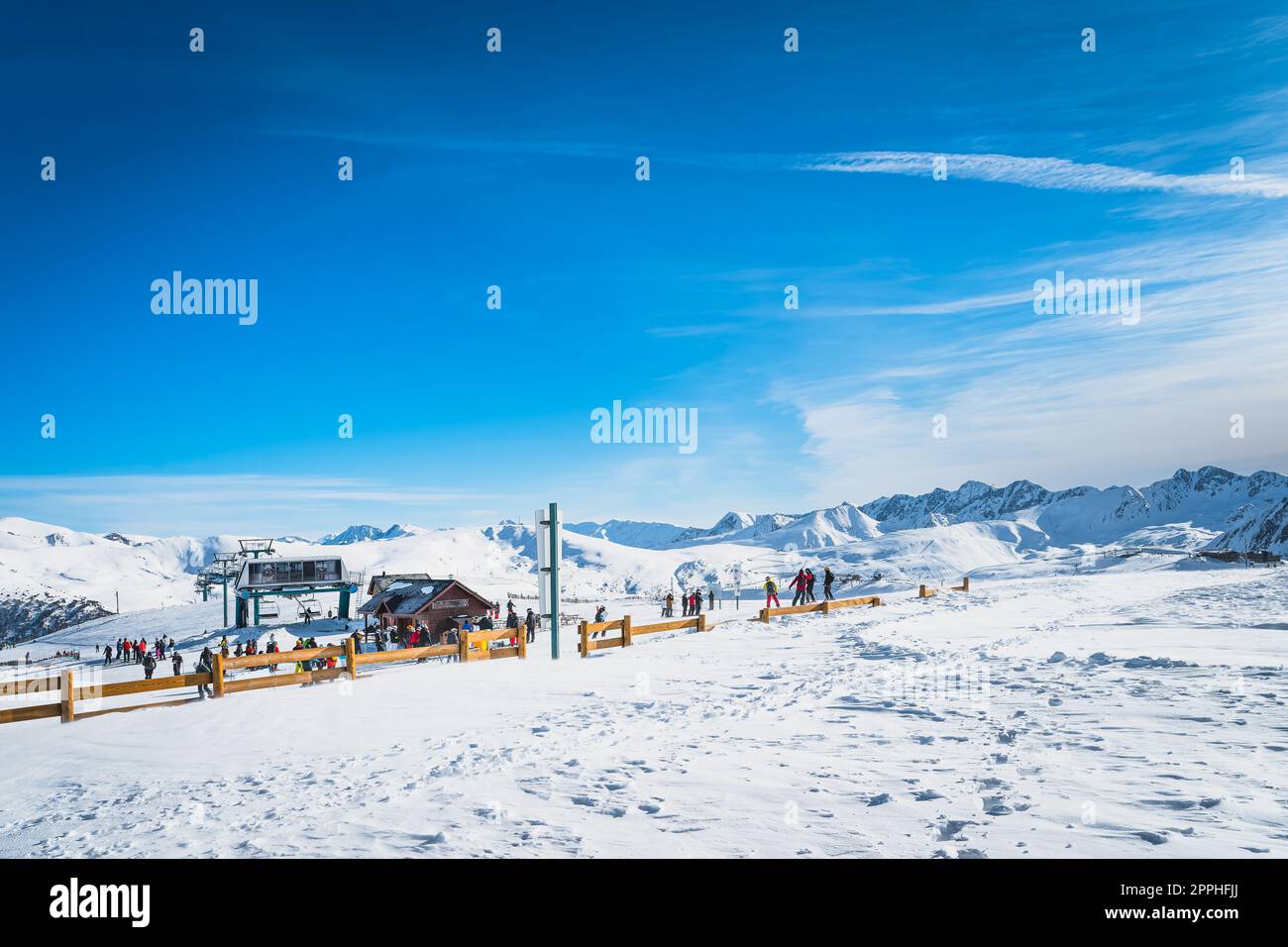 Skifahrer und Snowboarder machen sich bereit für eine Piste in der Nähe des Skilifts, Andorra Stockfoto