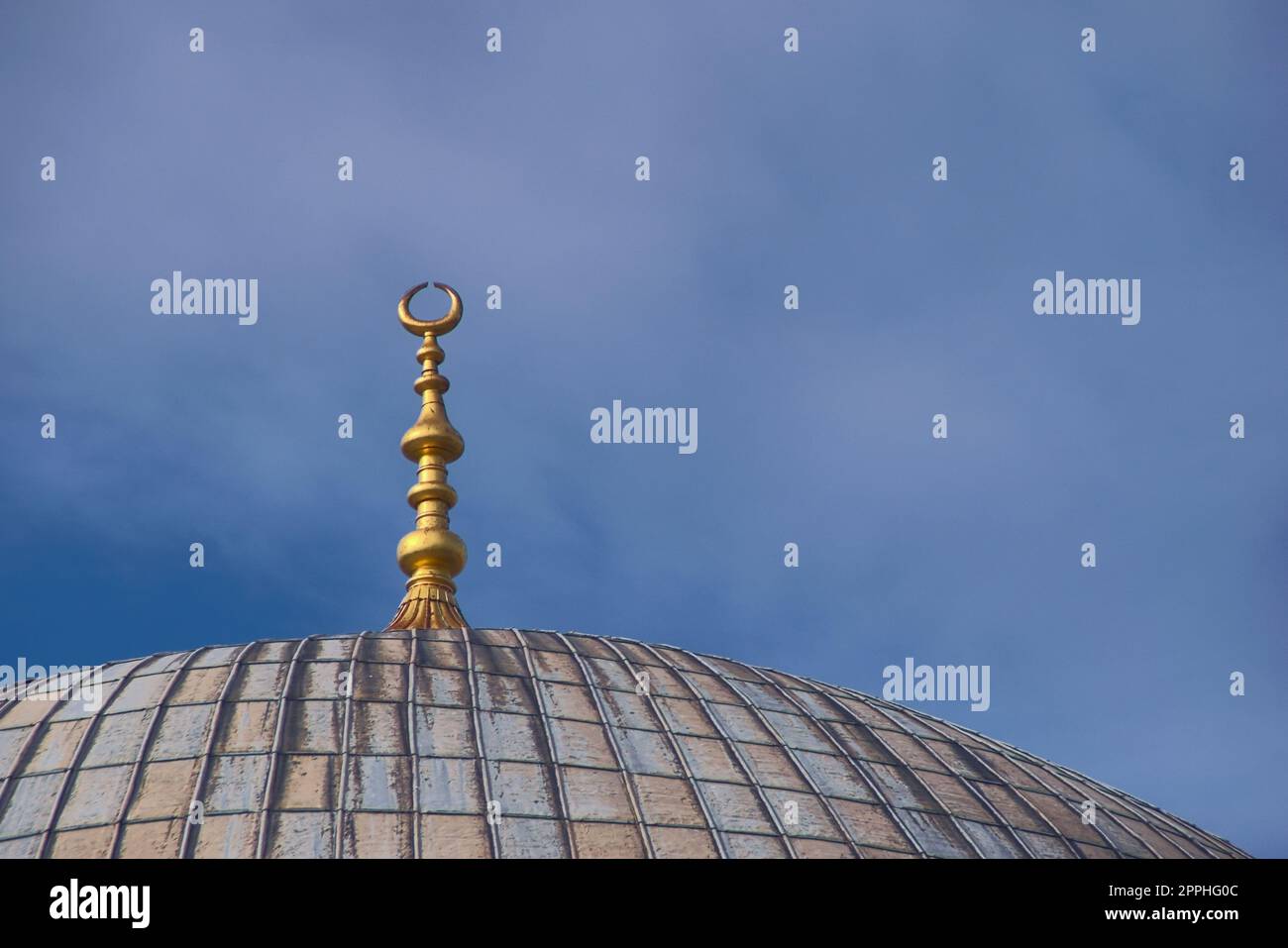 Goldene Zierde auf der Kuppel der Hagia Sophia in Istanbul, Türkei. Architektonische Details. Stockfoto