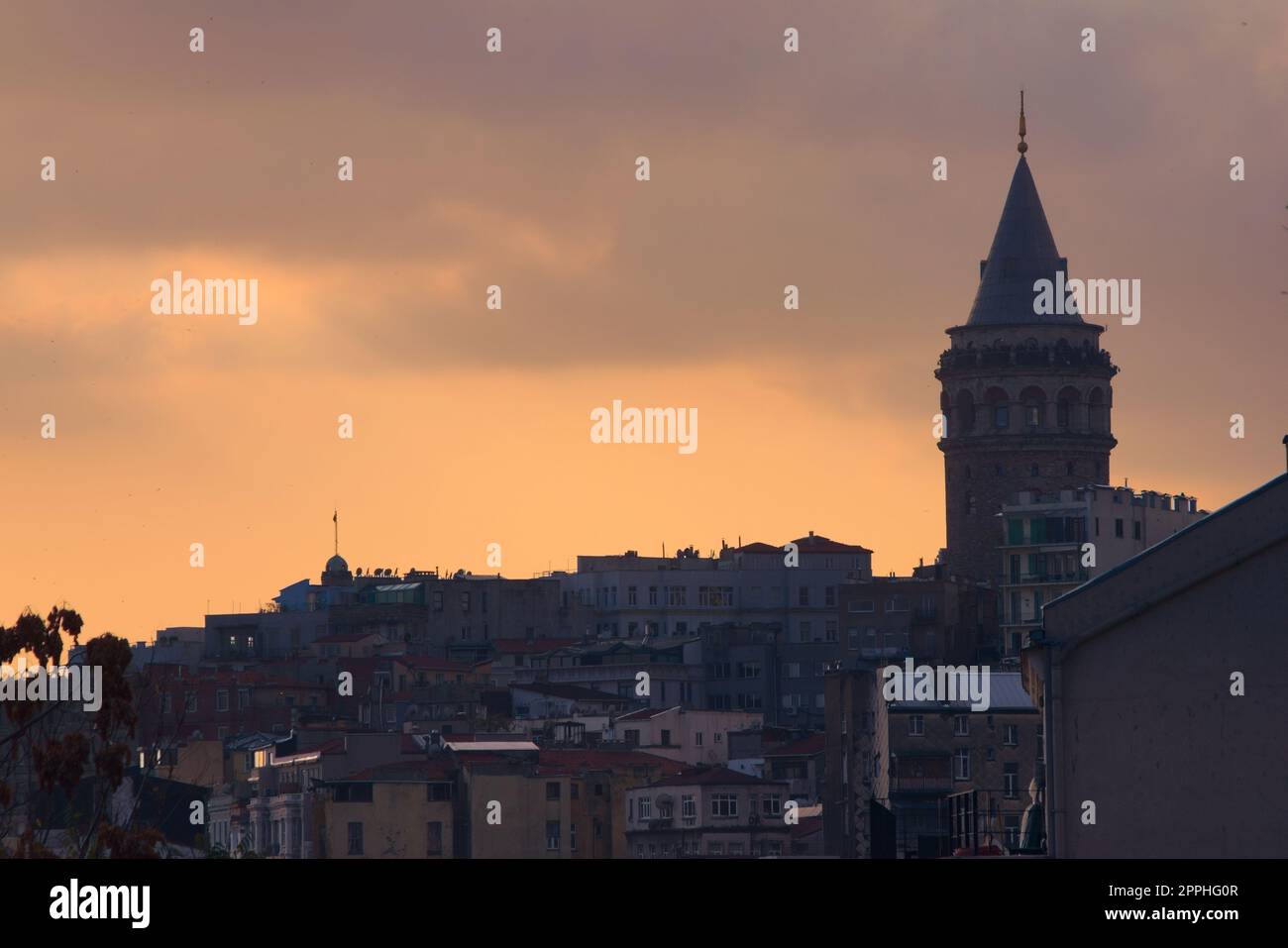 Galata-Turm in Istamul, Türkei, Silhouette gegen den Dämmerungshimmel. Stockfoto