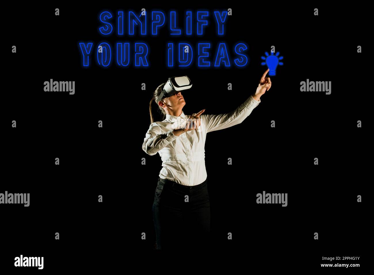 Textzeichen, die „Vereinfachen Sie Ihre Ideen“ anzeigen. Internetkonzept: Machen Sie es einfach oder reduzieren Sie Dinge auf grundlegende Dinge Stockfoto