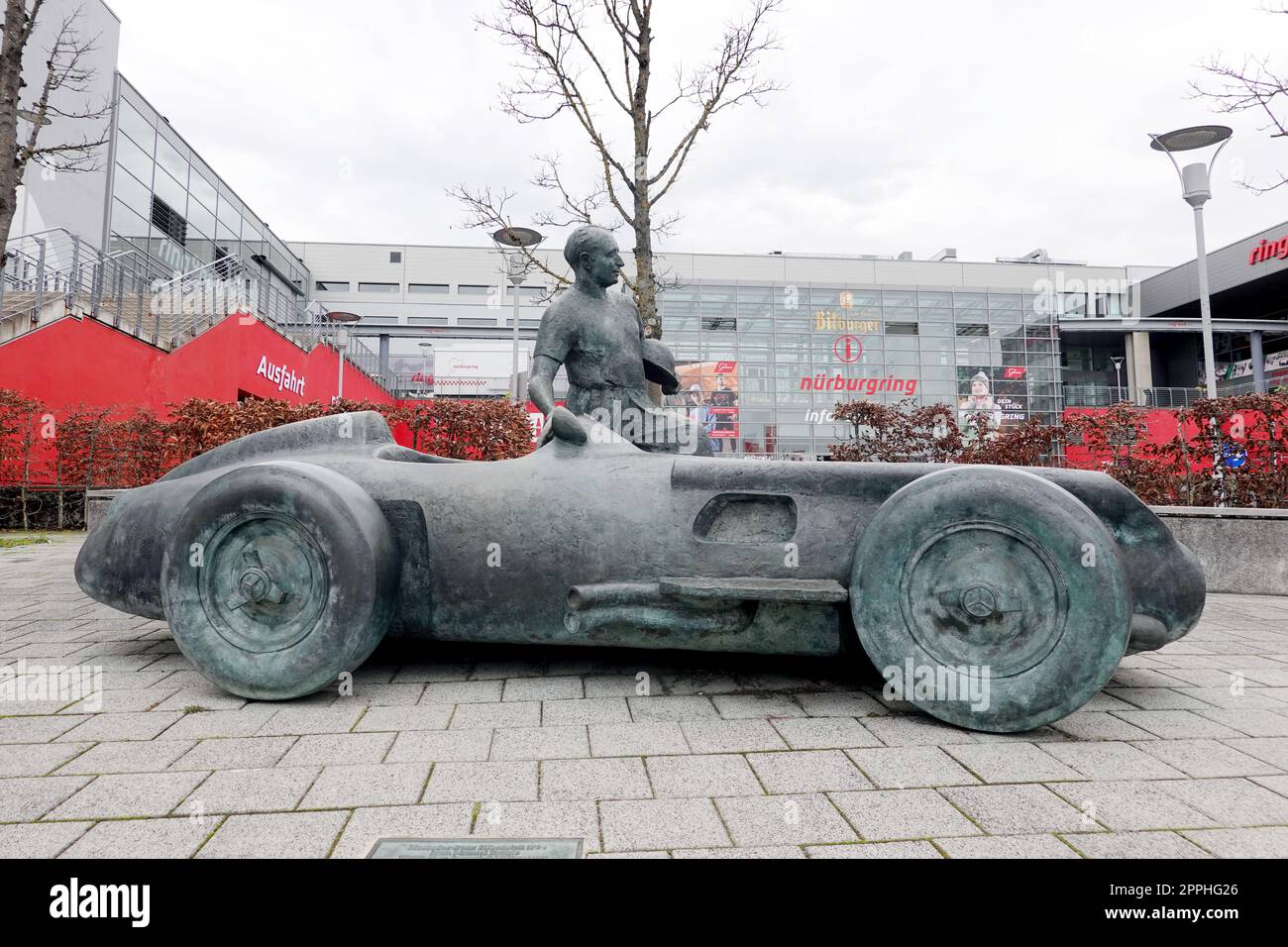 Denkmal fÃ¼r Juan Manuel Fangio und den Mercedes-Benz Silberpfeil 1954 am NÃ¼rburgring Stockfoto