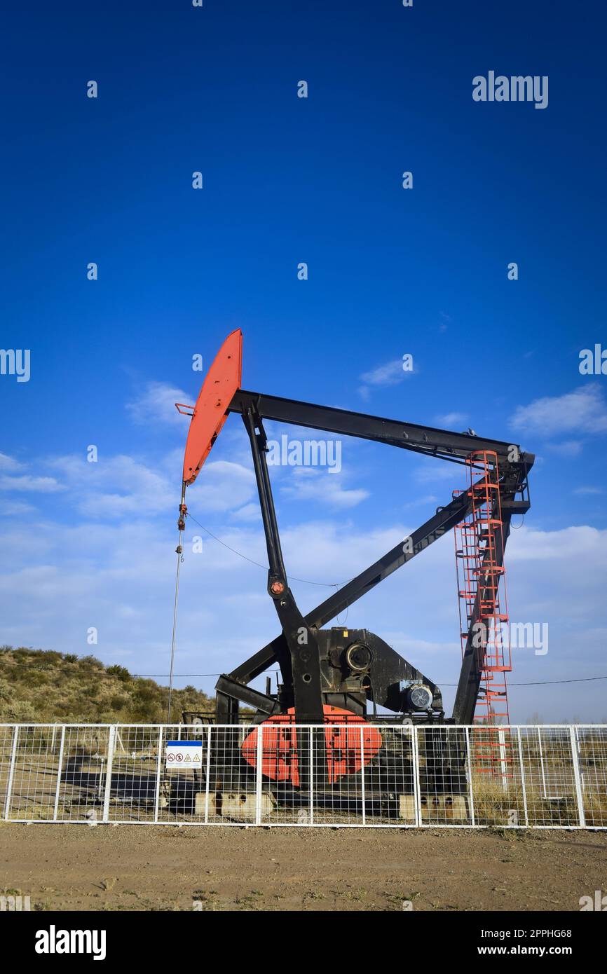 Ölförderer in der Wüste von Mendoza, Argentinien. Stockfoto
